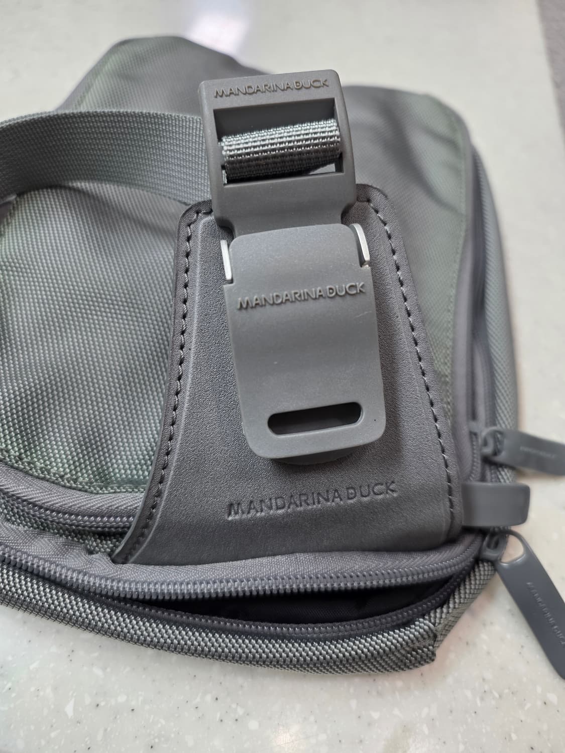 만다리나덕 남성 슬링백 회색 상품이미지6