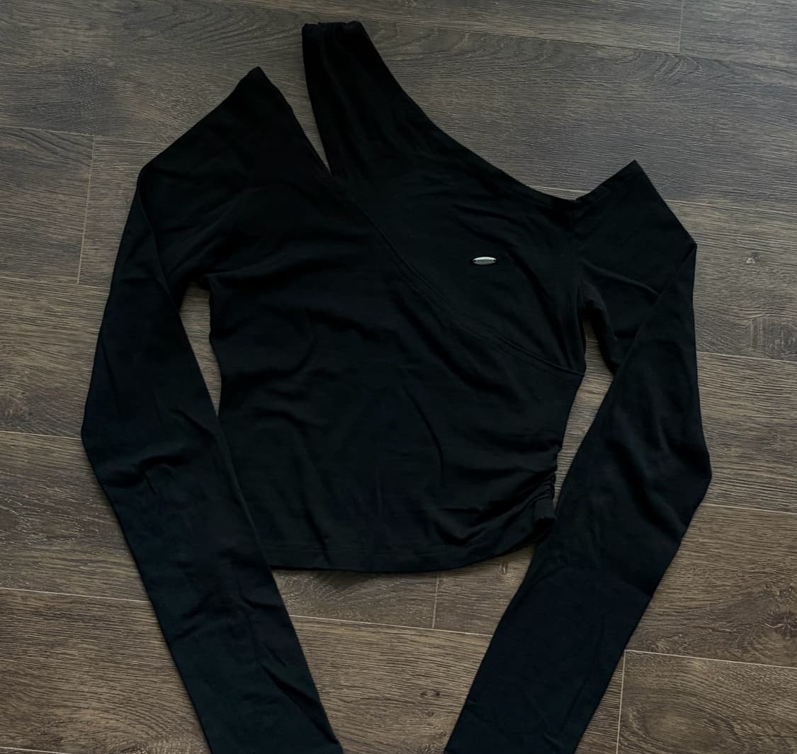 시너진 SHIRRING UNBALANCED LONG SLEEVE BLAC 상품이미지1