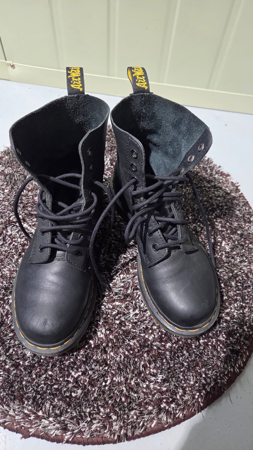 닥터마틴 블랙 8홀 부츠 상품이미지1