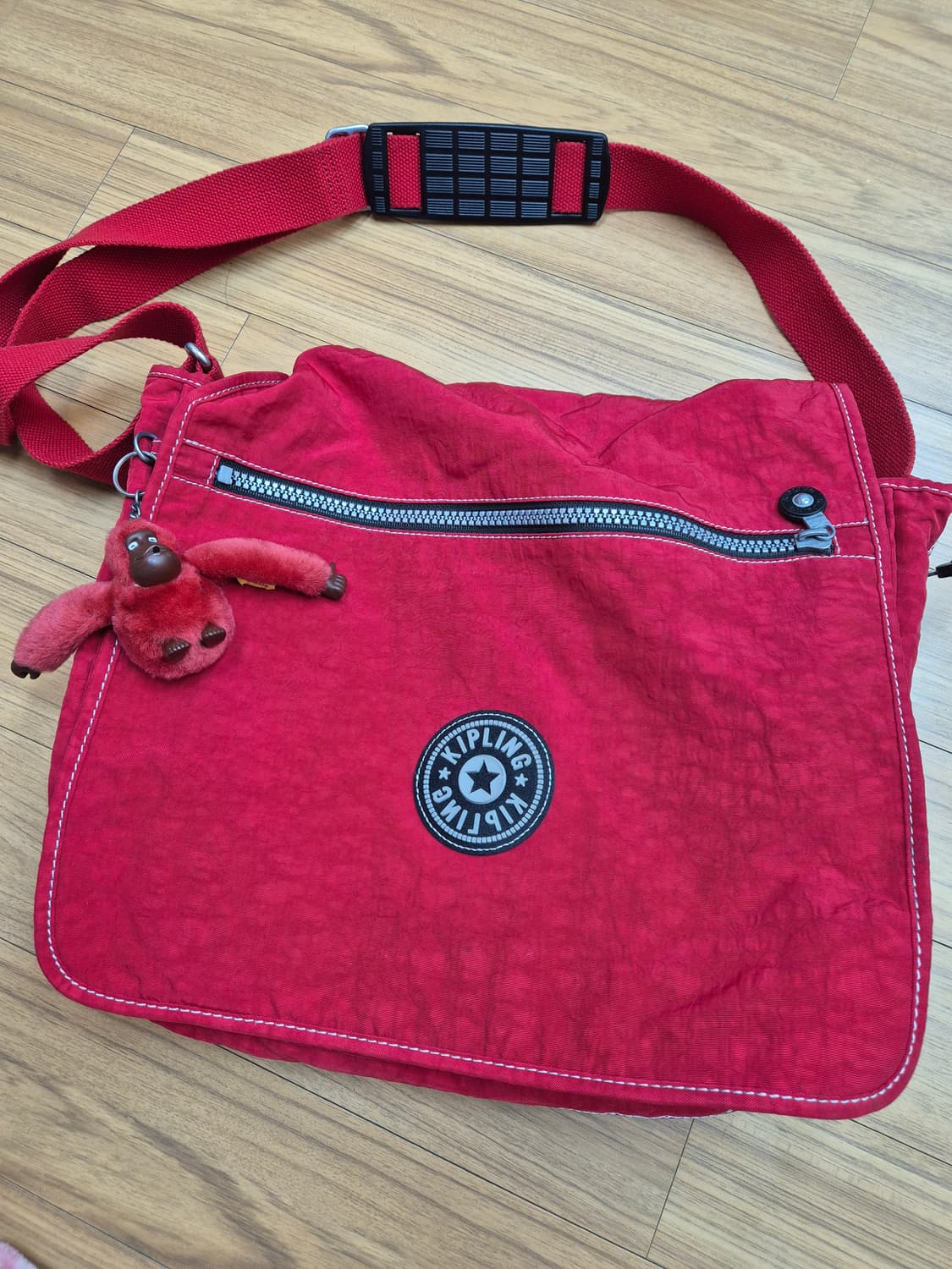 키플링 빨간색 크로스백 판매합니다. 몽키 키링 달려있어서 귀여워요. 가방 상품이미지1