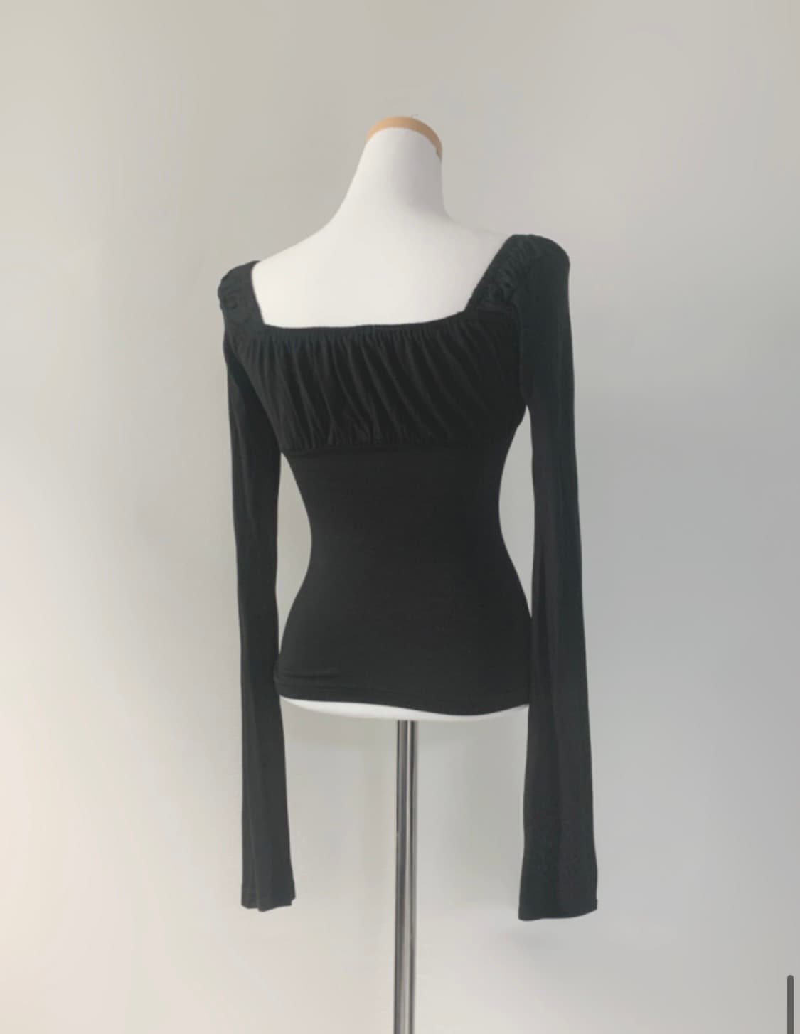 스젠 Lunia Shirring Square Neck Top 블랙 상품이미지3