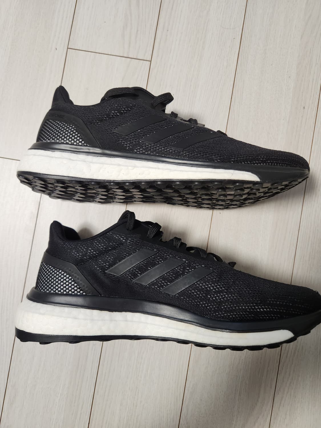 새상품급) 아디다스 운동화 리스판스 CQ0020 러닝화 사이즈240

러 상품이미지5