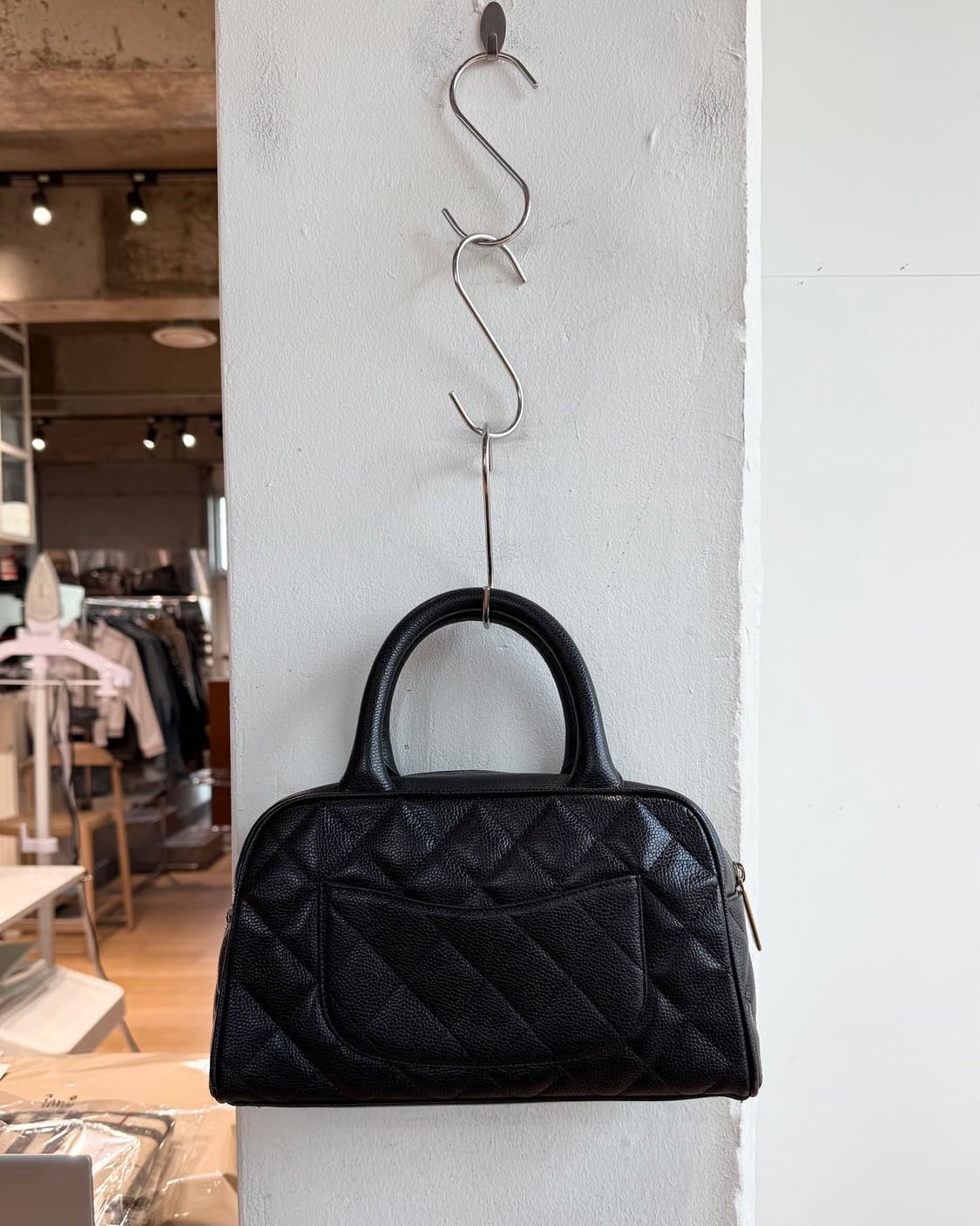 샤넬 블랙 캐비어 볼러백  상품이미지5