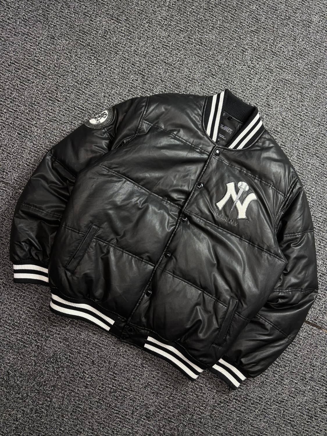 MLB 뉴욕 양키스 빅로고 레더 바시티 푸퍼 다운 패딩 2030 상품이미지1