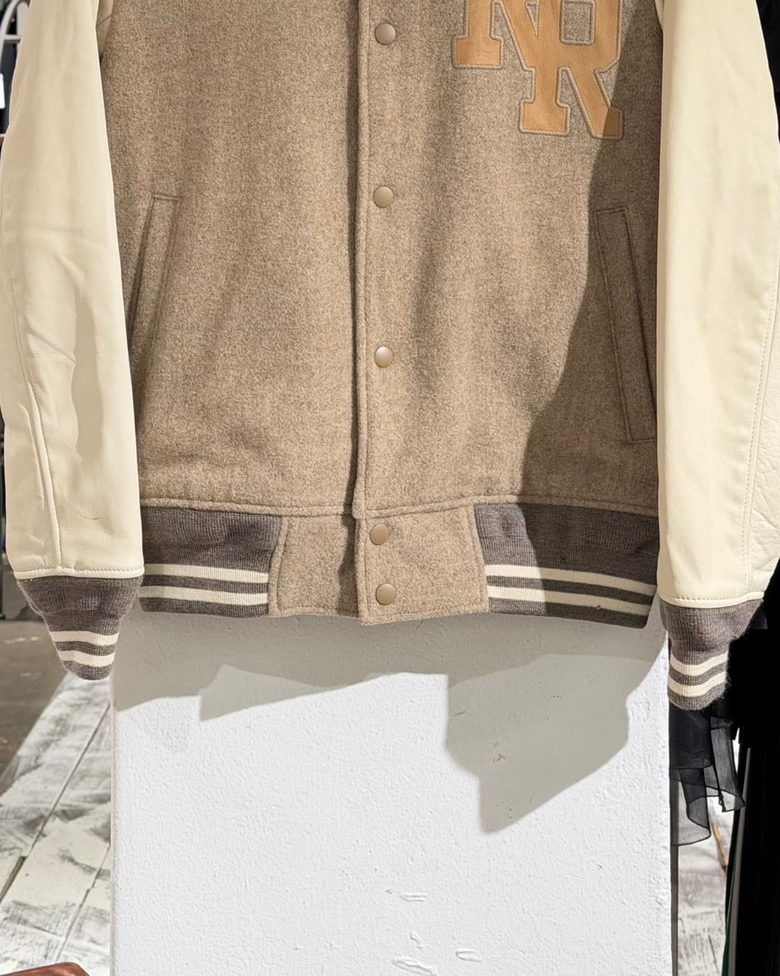 레미 릴리프 베이지 로고 패치 레더 슬리브 자켓 상품이미지5