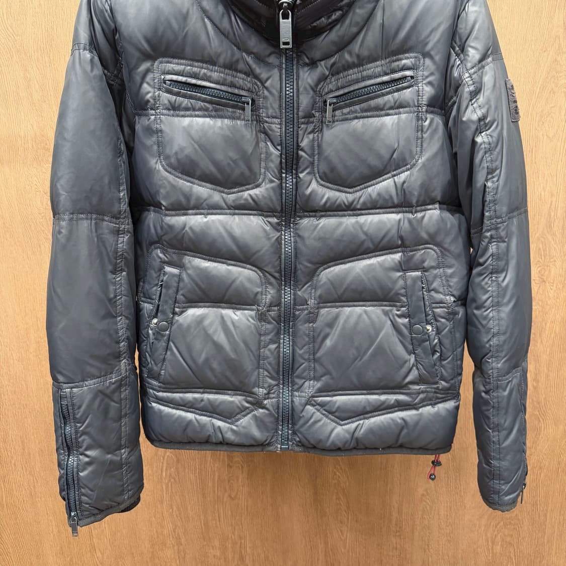 디젤 하이넥 패딩 자켓 퀄팅 패널 로고 패치 밑단 스트링 디테일 차콜 상품이미지5