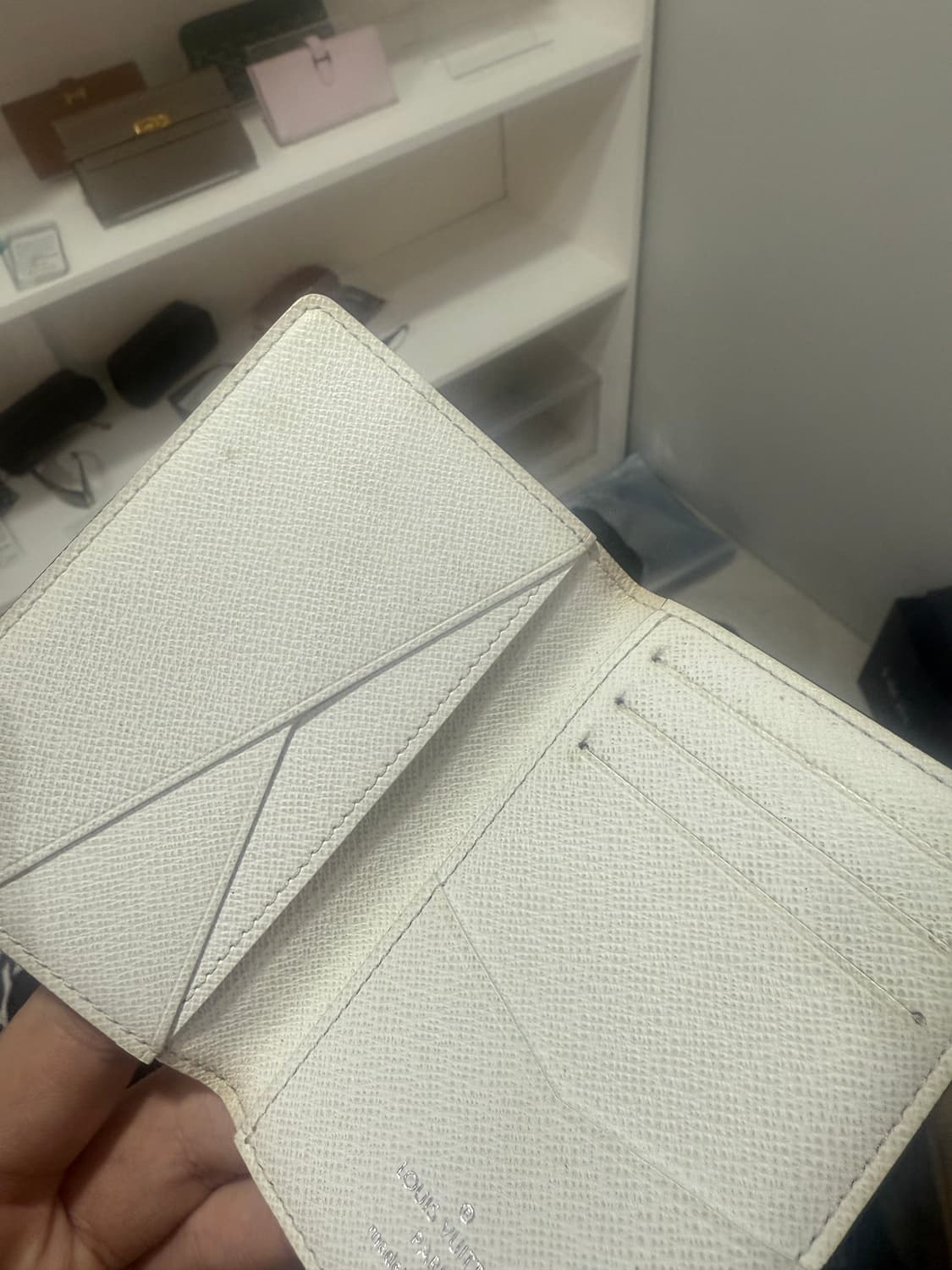 [정품] 루이비통의 옵틱 화이트 컬러 오거나이저 지갑 상품이미지5