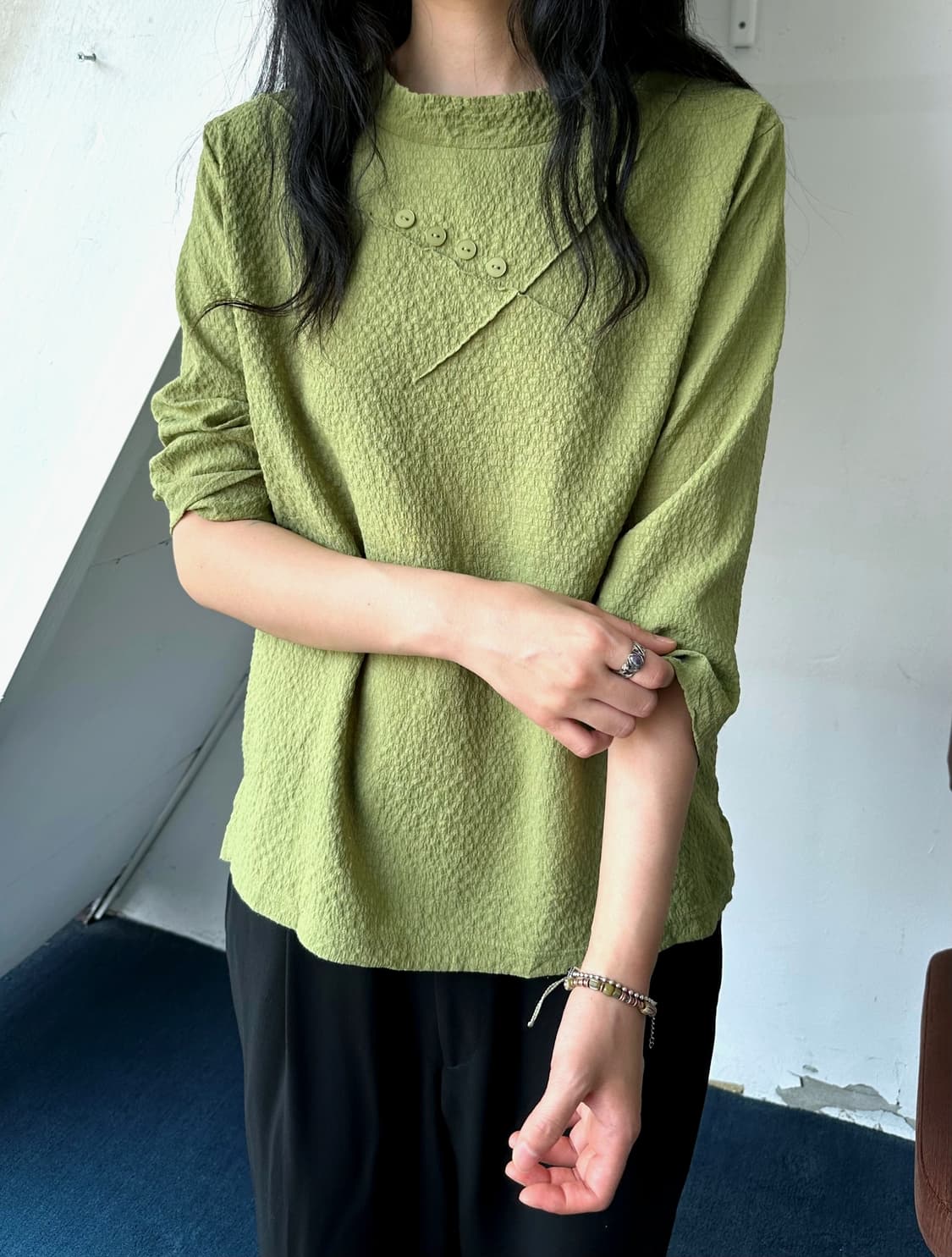 Natural volume fabric design neck top 상품이미지9