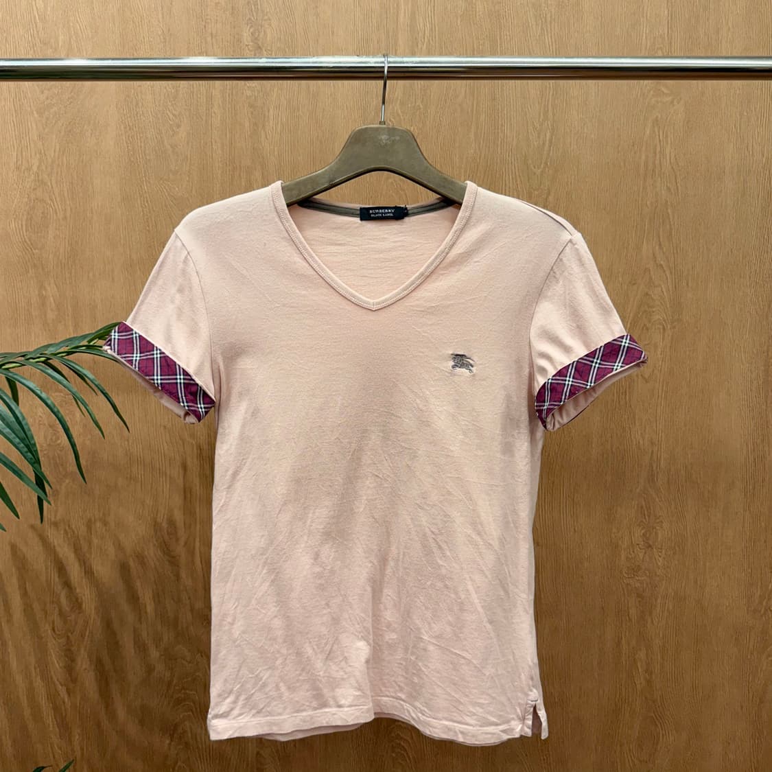 버버리 블랙라벨 브이넥 반팔 티셔츠 체크 소매 디테일 로고 자수 핑크 상품이미지1
