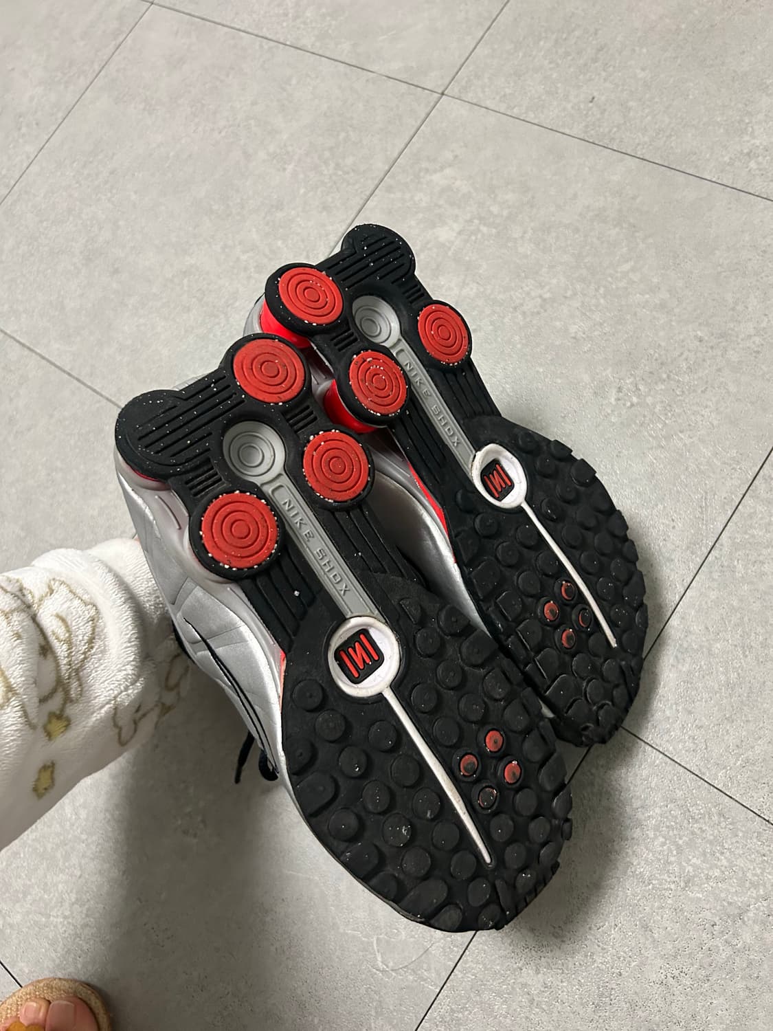 나이키 샥스 R4 블랙 앤 메탈릭 실버 235 (4.5) 상품이미지4