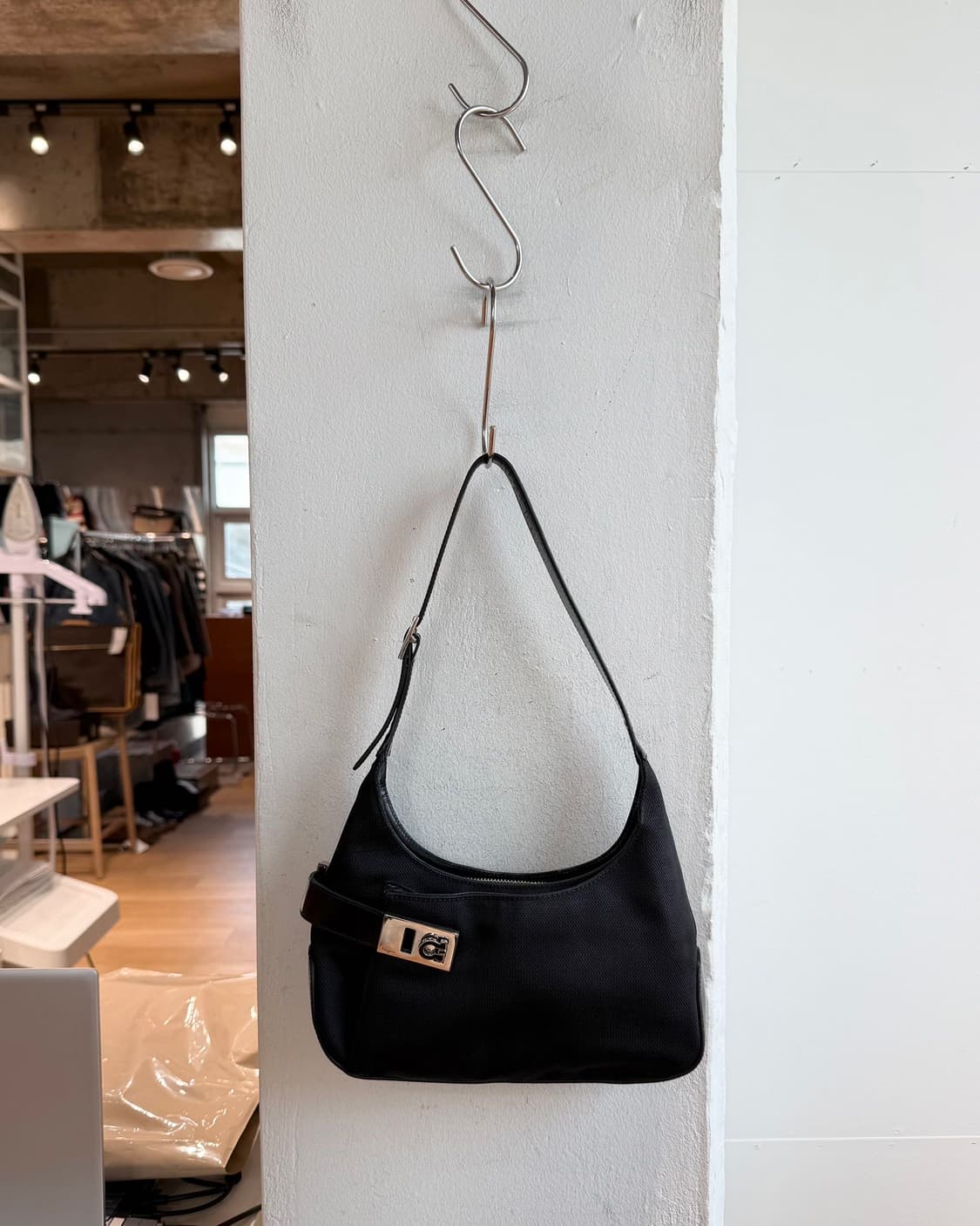 살바토레 페라가모 블랙 간치니 호보 숄더백  상품이미지2