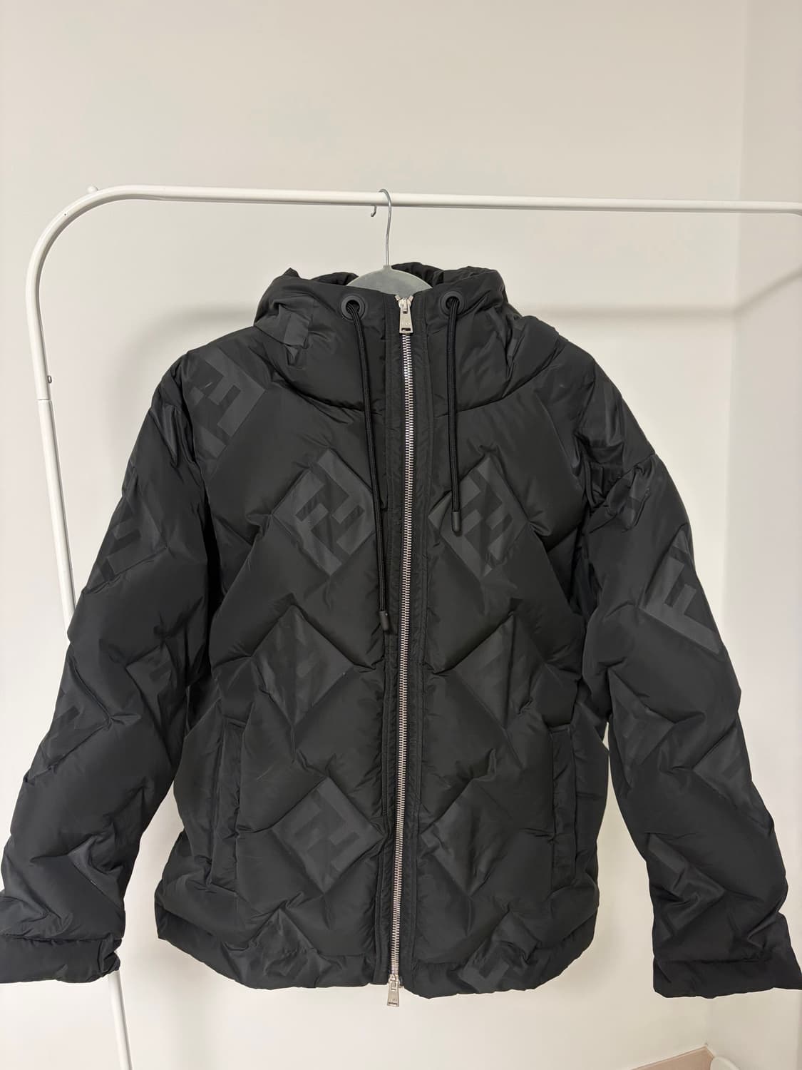 FENDI 모노그램 퀼팅 패딩 점퍼 – 남녀공용, 최상급 컨디션 상품이미지2