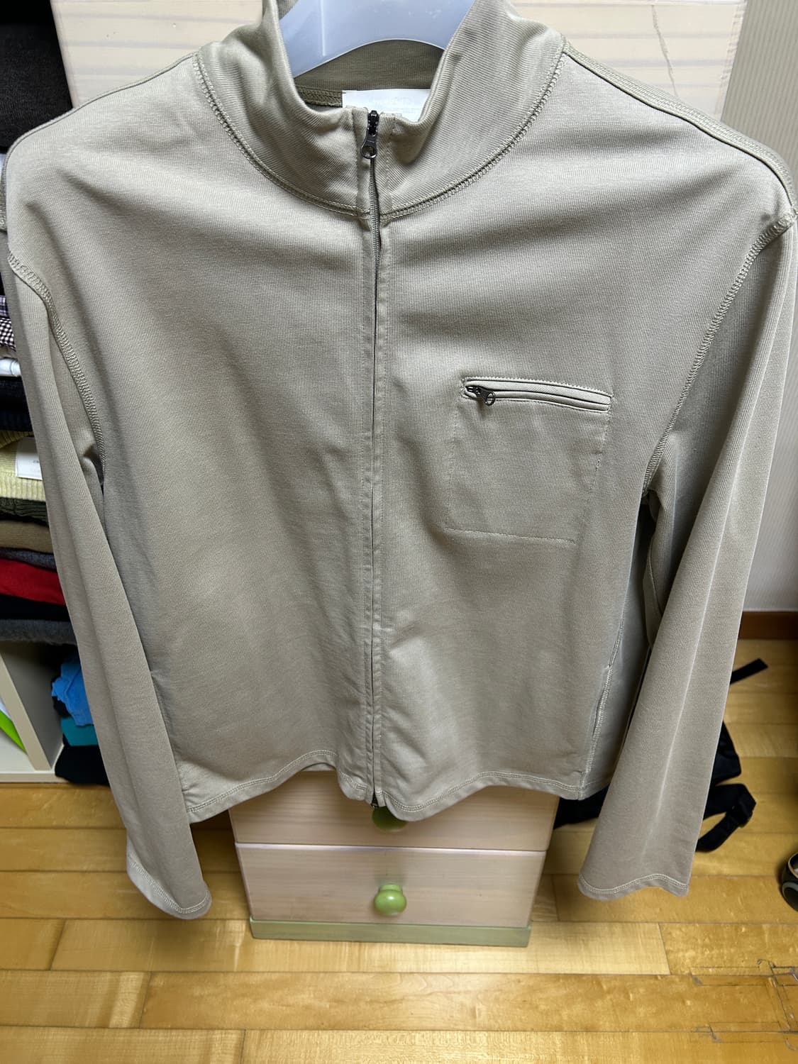 아모멘토 slim fit pocket jumper beige 상품이미지3