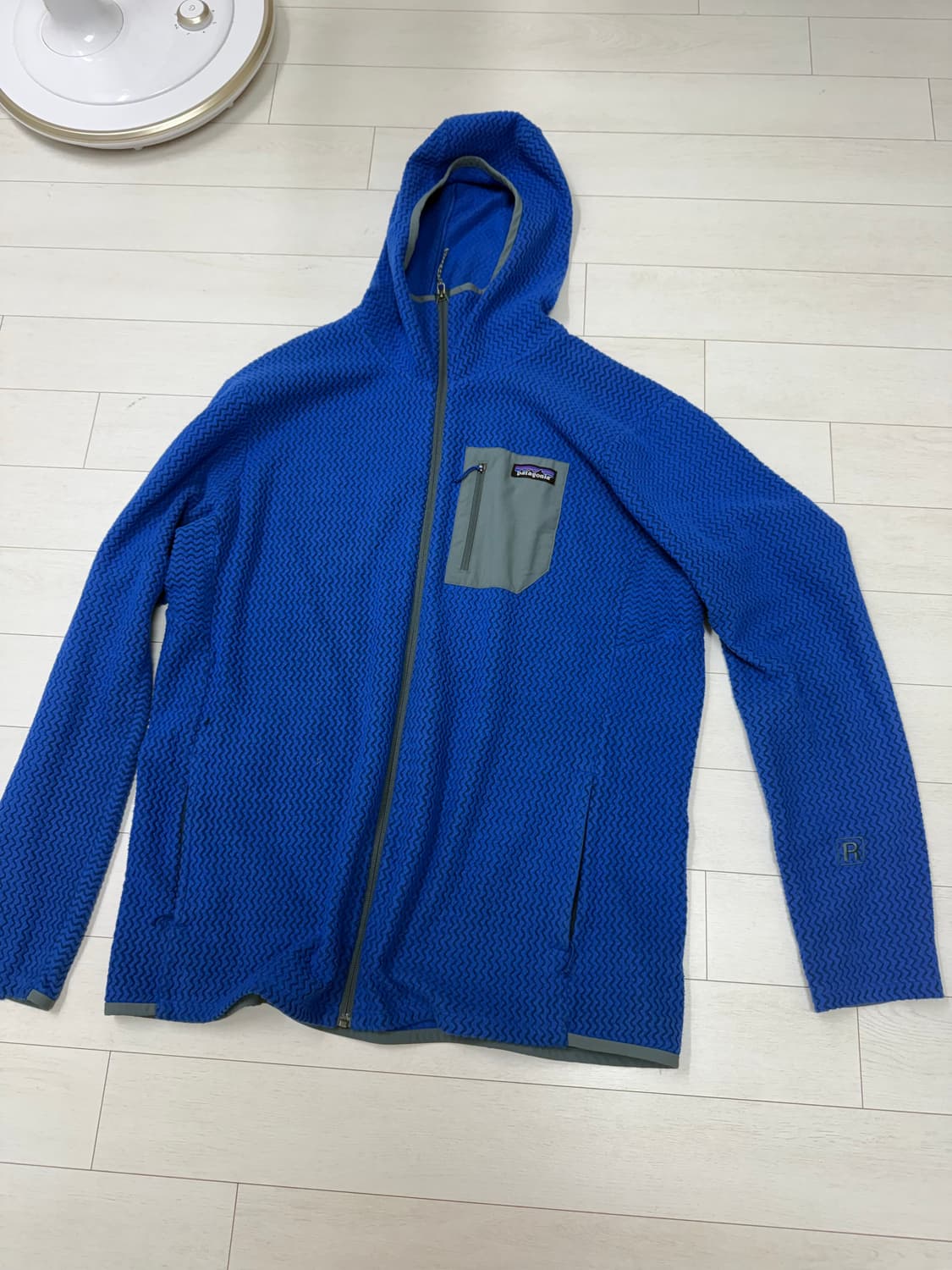 파타고니아 R1 에어 풀집 후디 블루 색상 XL 사이즈입니다. 독특한 조 상품이미지1