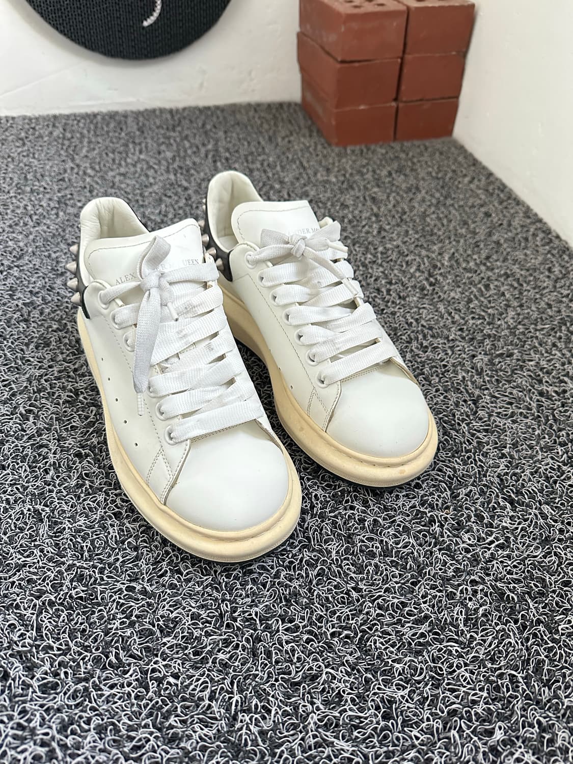 알렉산더 맥퀸 스터드 오버솔 스니커즈 39/240 상품이미지7