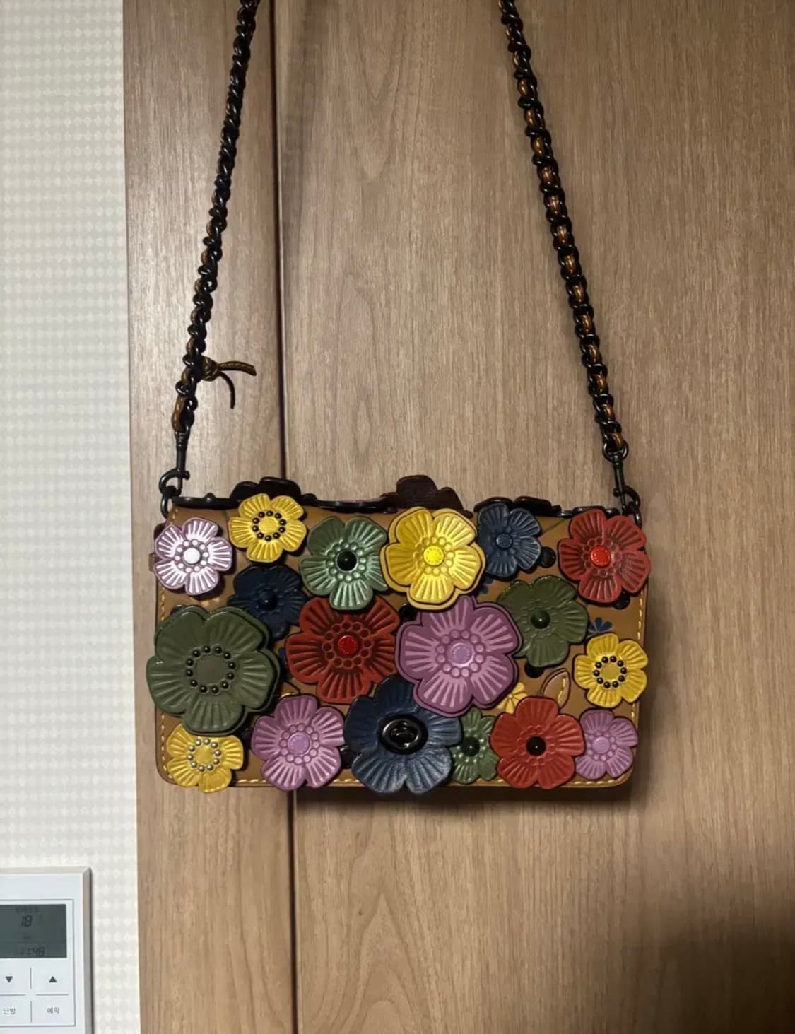 코치 딩키 위드 티 로즈백 상품이미지1