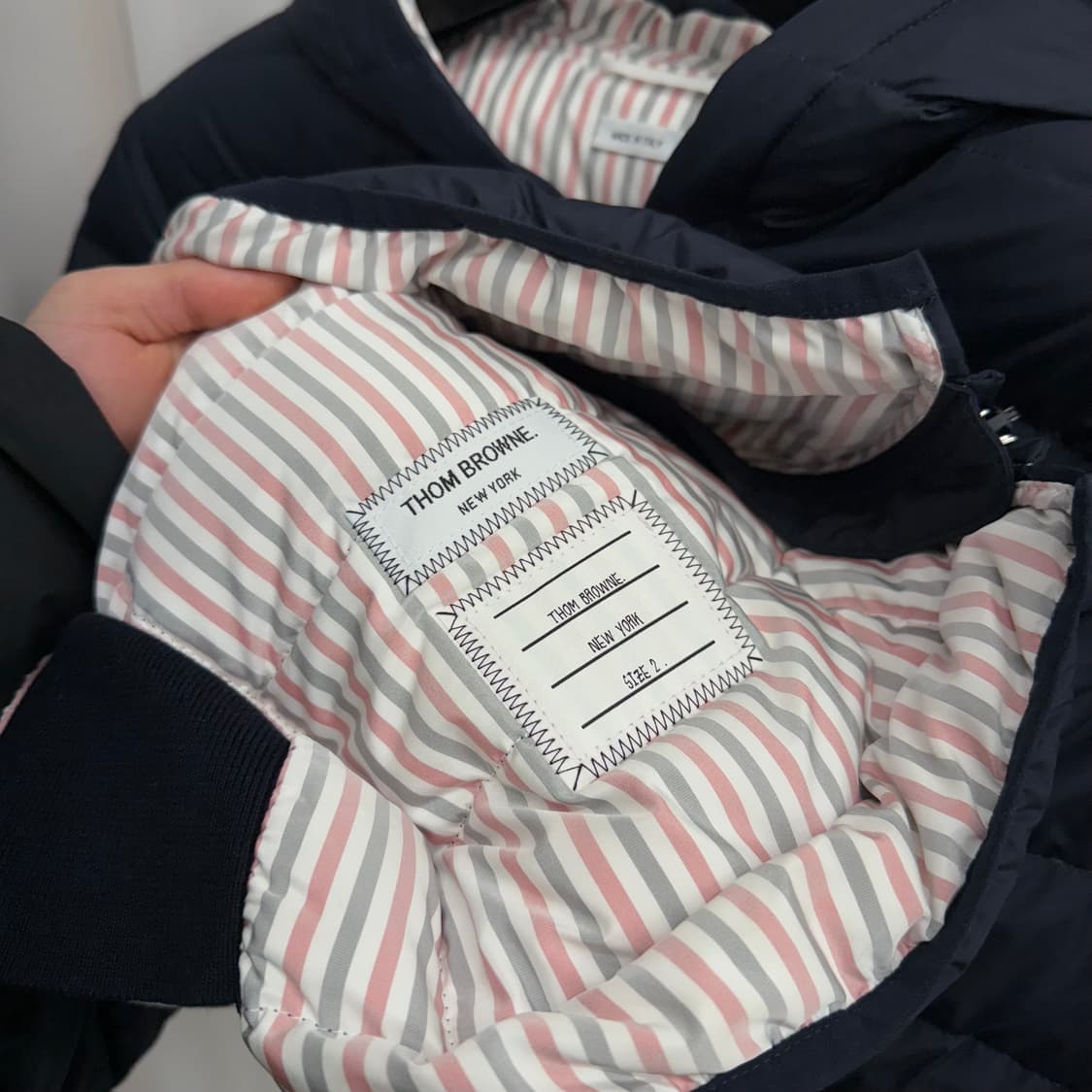 [신상/2] 톰브라운 옆 사선 후드 경량패딩 상품이미지4