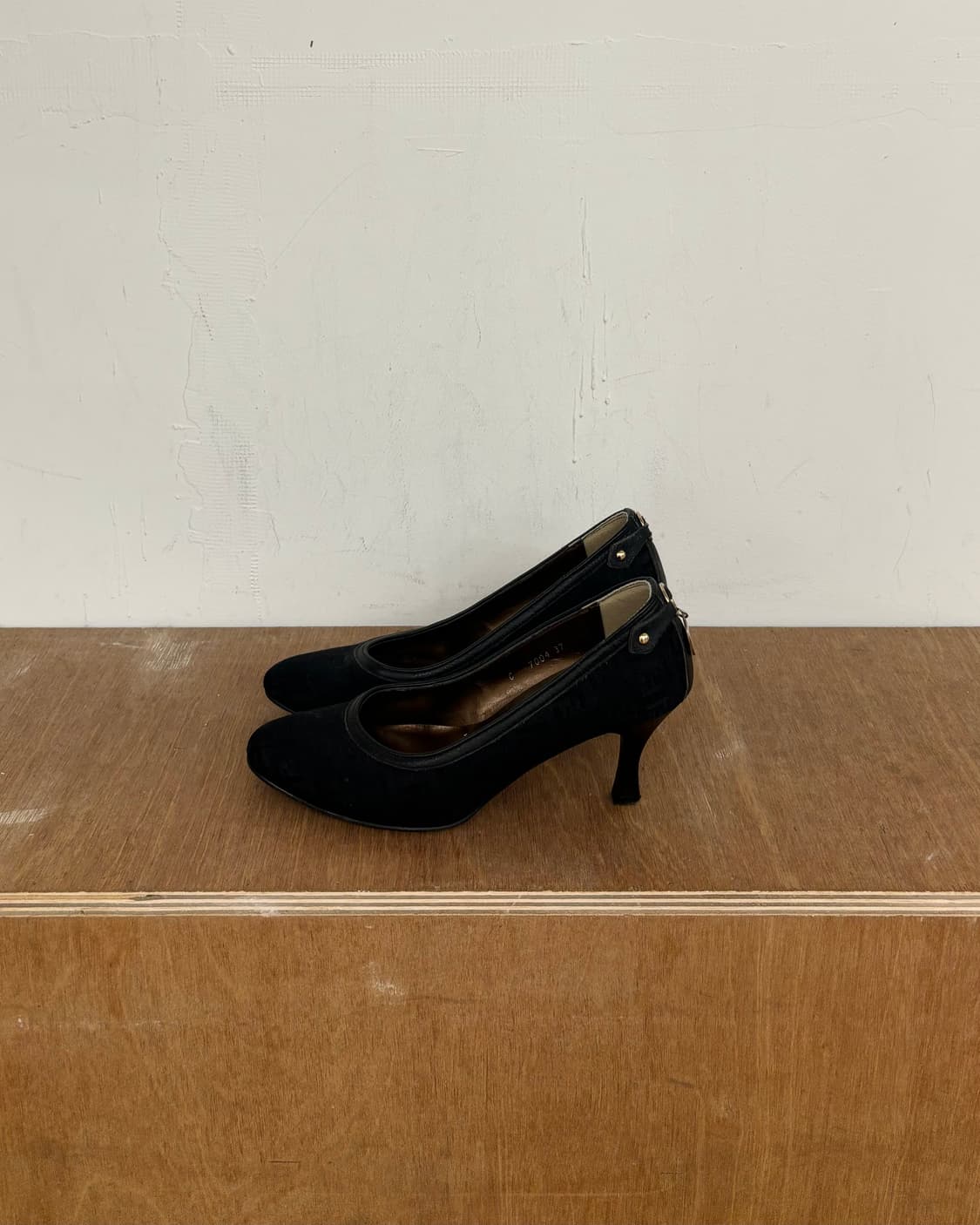 펜디 빈티지 블랙 모노그램 펌프스 상품이미지5