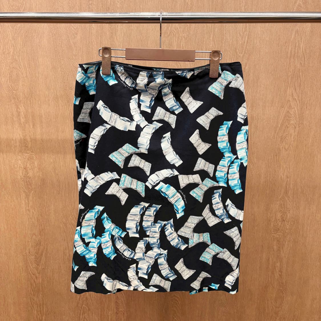 살바토레 페라가모 미디 스커트 브로치 아트워크 로고 프린팅 H라인 블랙 상품이미지2