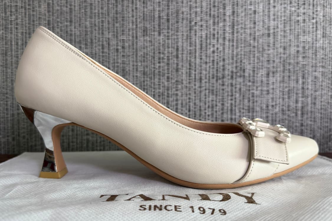 탠디 Tandy 주얼 장식 버클 아이보리 가죽 구두 미들힐 펌프스 슈즈 상품이미지6