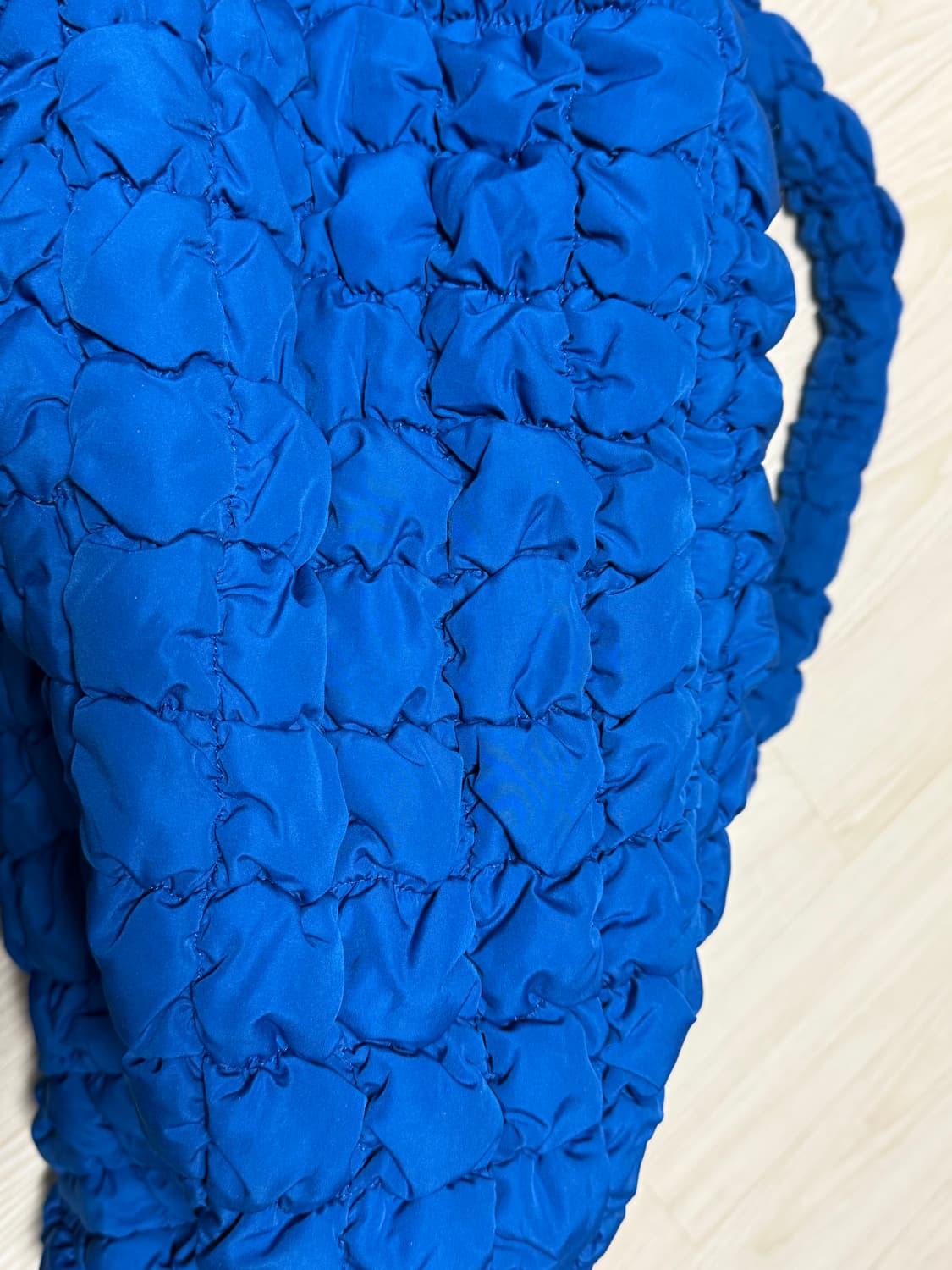 COS 오버사이즈 퀼티드 구름백 블루 판매 상품이미지3