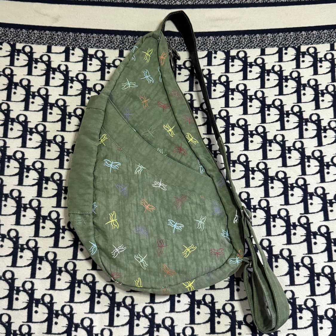 아메리백 잠자리 패턴 슬링백 올리브 그린 상품이미지2