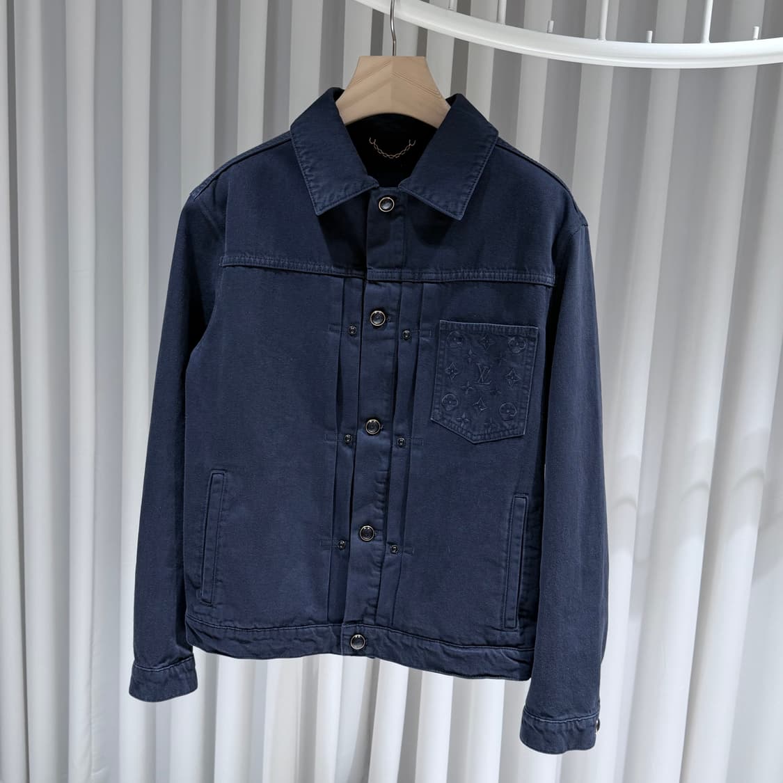 48 / 루이비통 퍼렐 가먼트 다이드 데님 타입 트러커 자켓 /26SS 상품이미지2