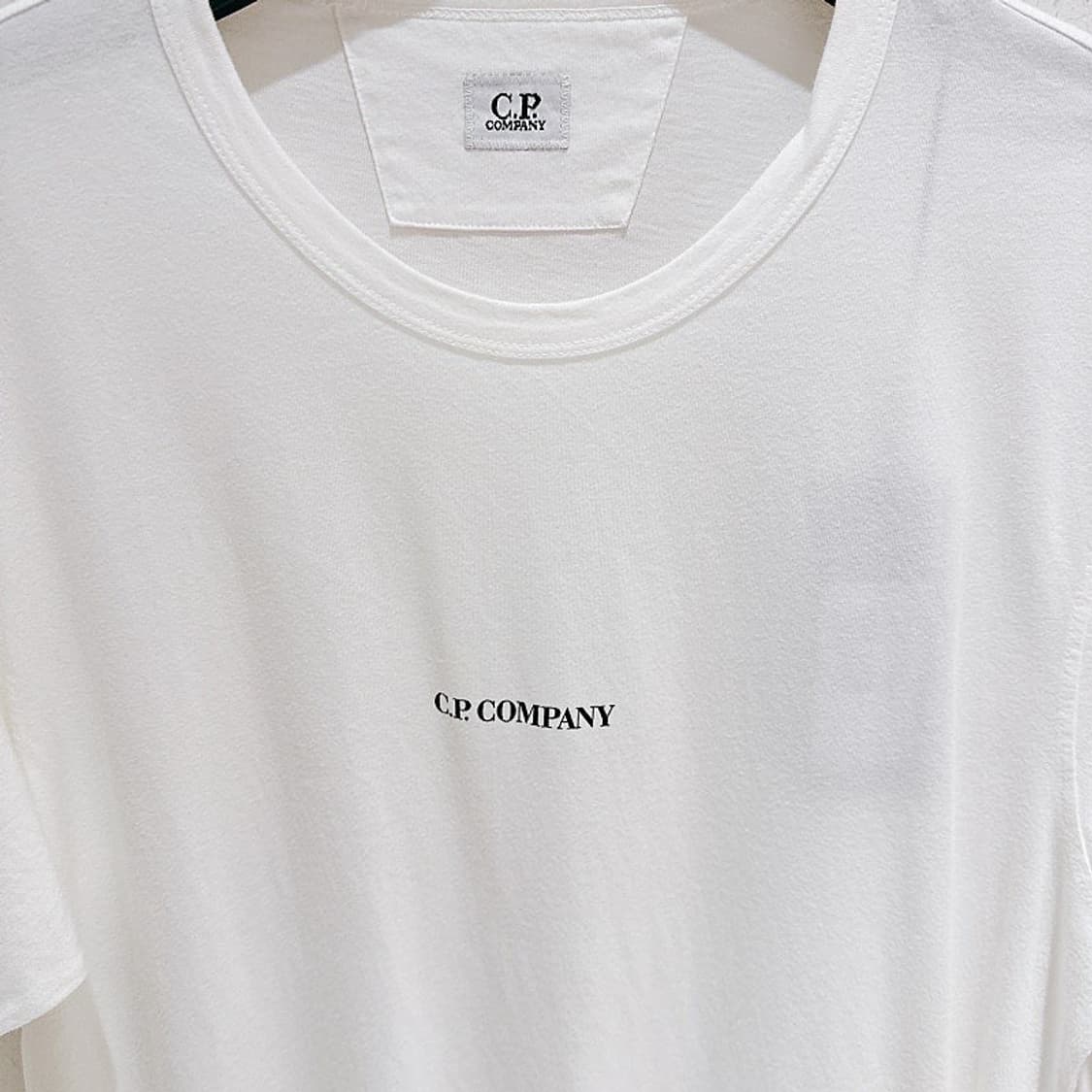 (정품/새상품) 씨피 컴퍼니 남성 화이트 로고 티셔츠 상품이미지2