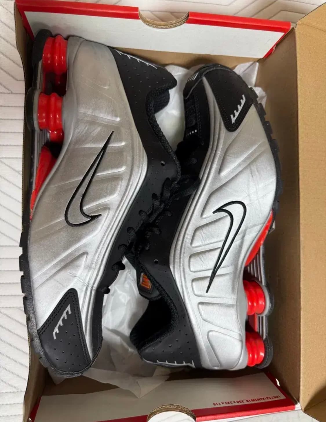 나이키 샥스 r4 블랙 앤 메탈릭 실버 275 상품이미지1