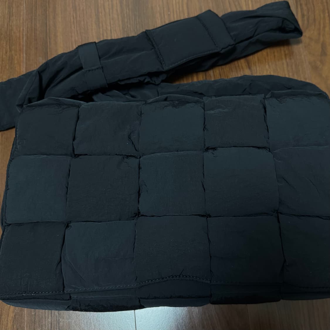 보테가베네타 맥시 패디드 테크 카세트 상품이미지2