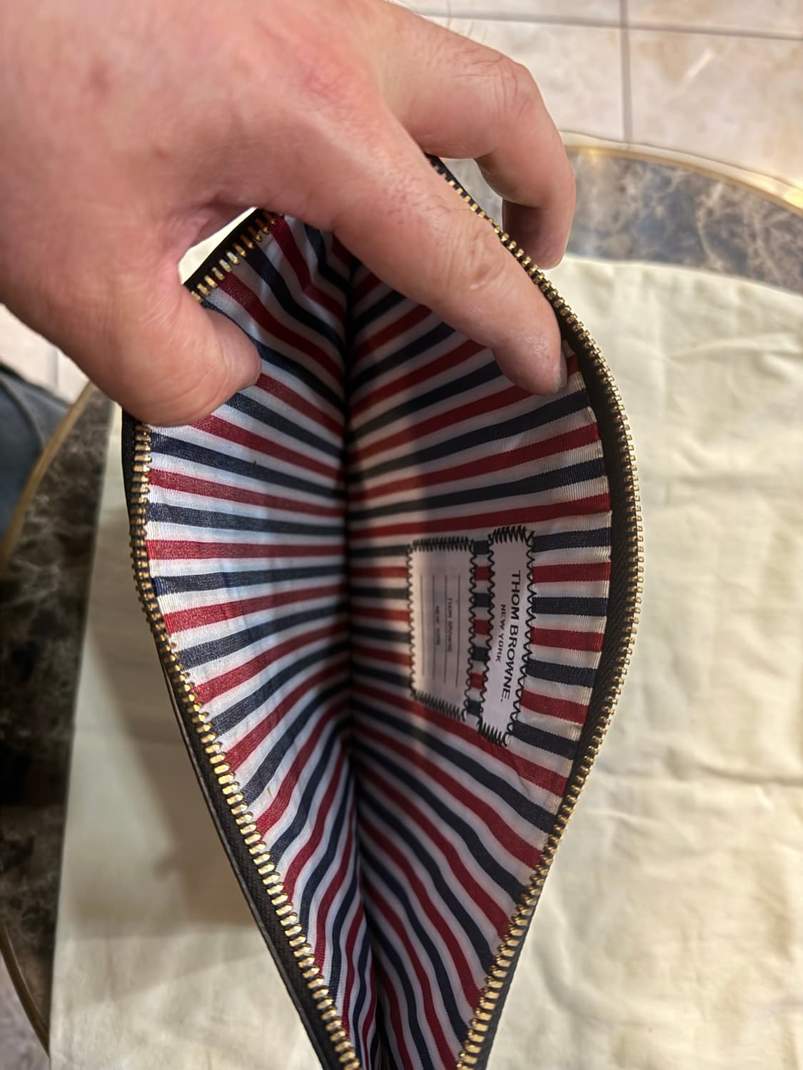 정품 톰브라운 삼색스티지 블랙레더 클러치 팝니다 상품이미지7