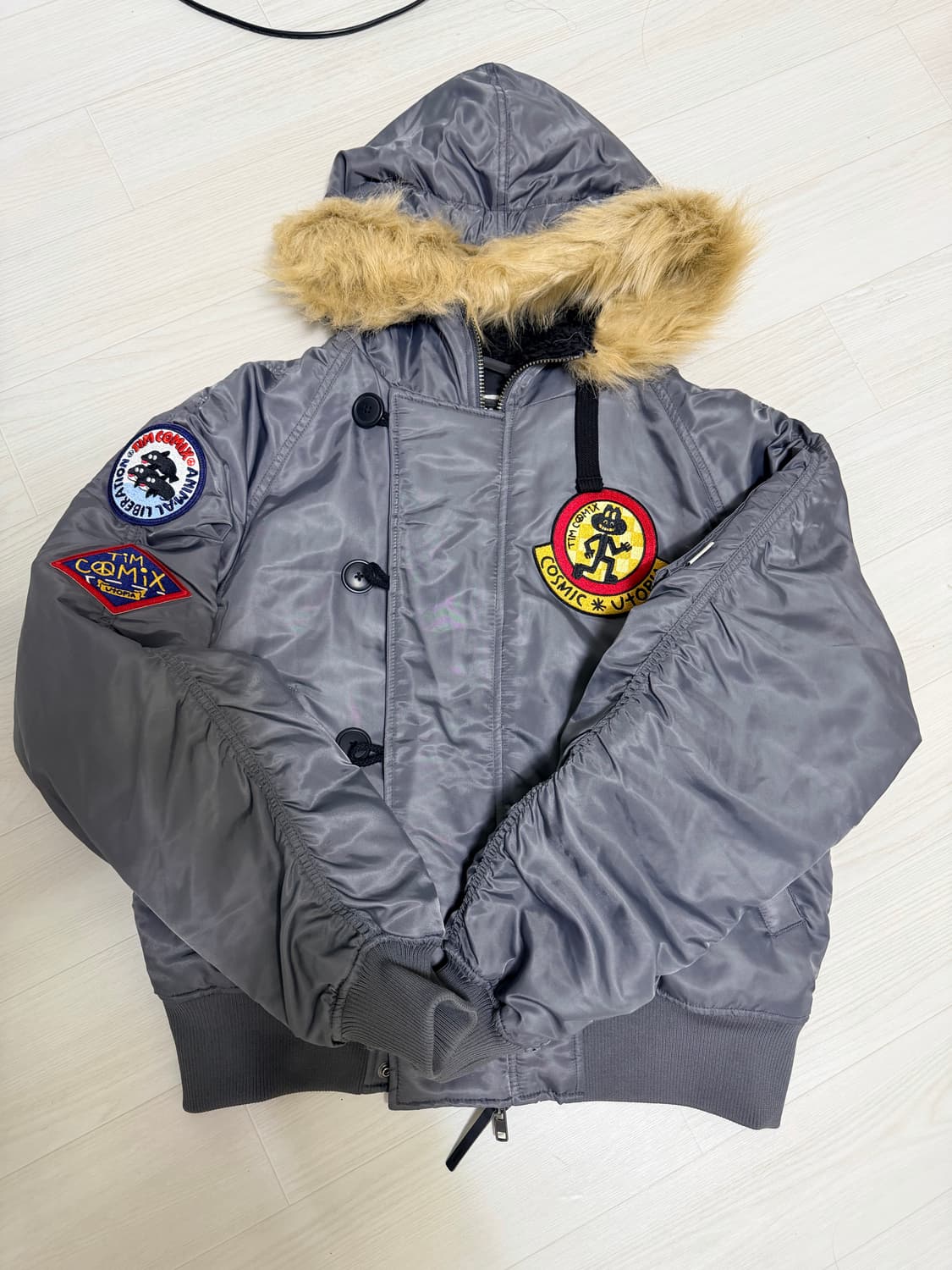 팀코믹스 패치드 MA-1 후디드 덱 점퍼_차콜 상품이미지1