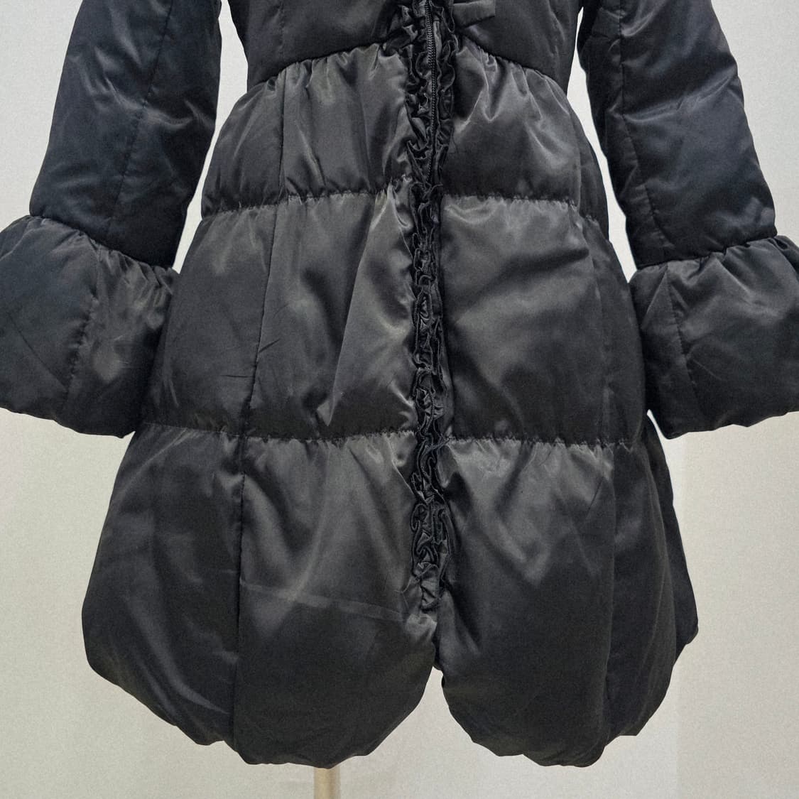 프릴 다운 블랙 여성 패딩 코트 상품이미지5