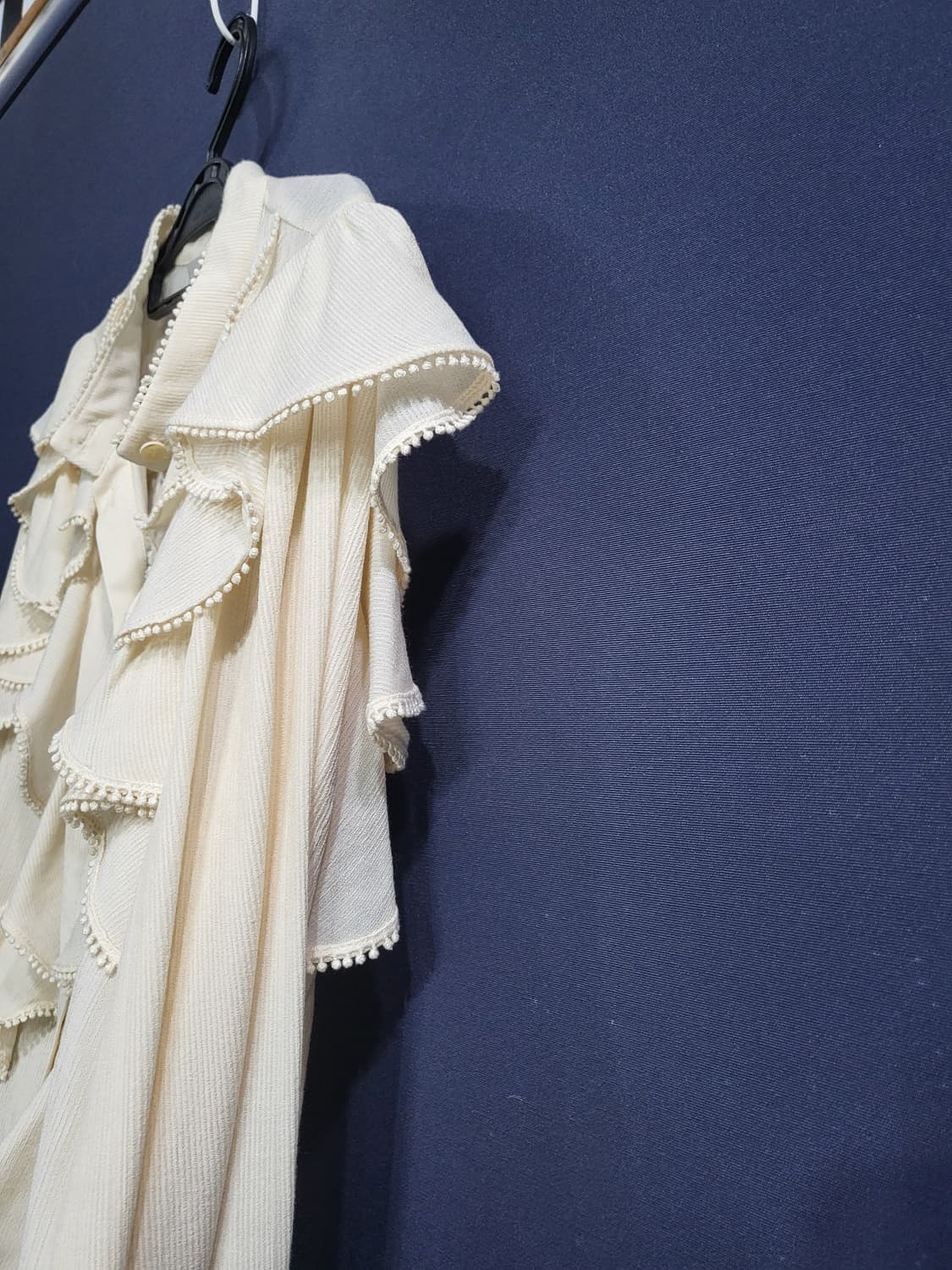 온앤온 러플 블라우스 상품이미지3