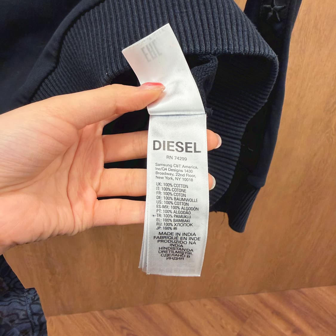 디젤 라운드넥 맨투맨 로고 레터링 자수 스타 패치 숄더 배색 디테일 블랙 상품이미지6