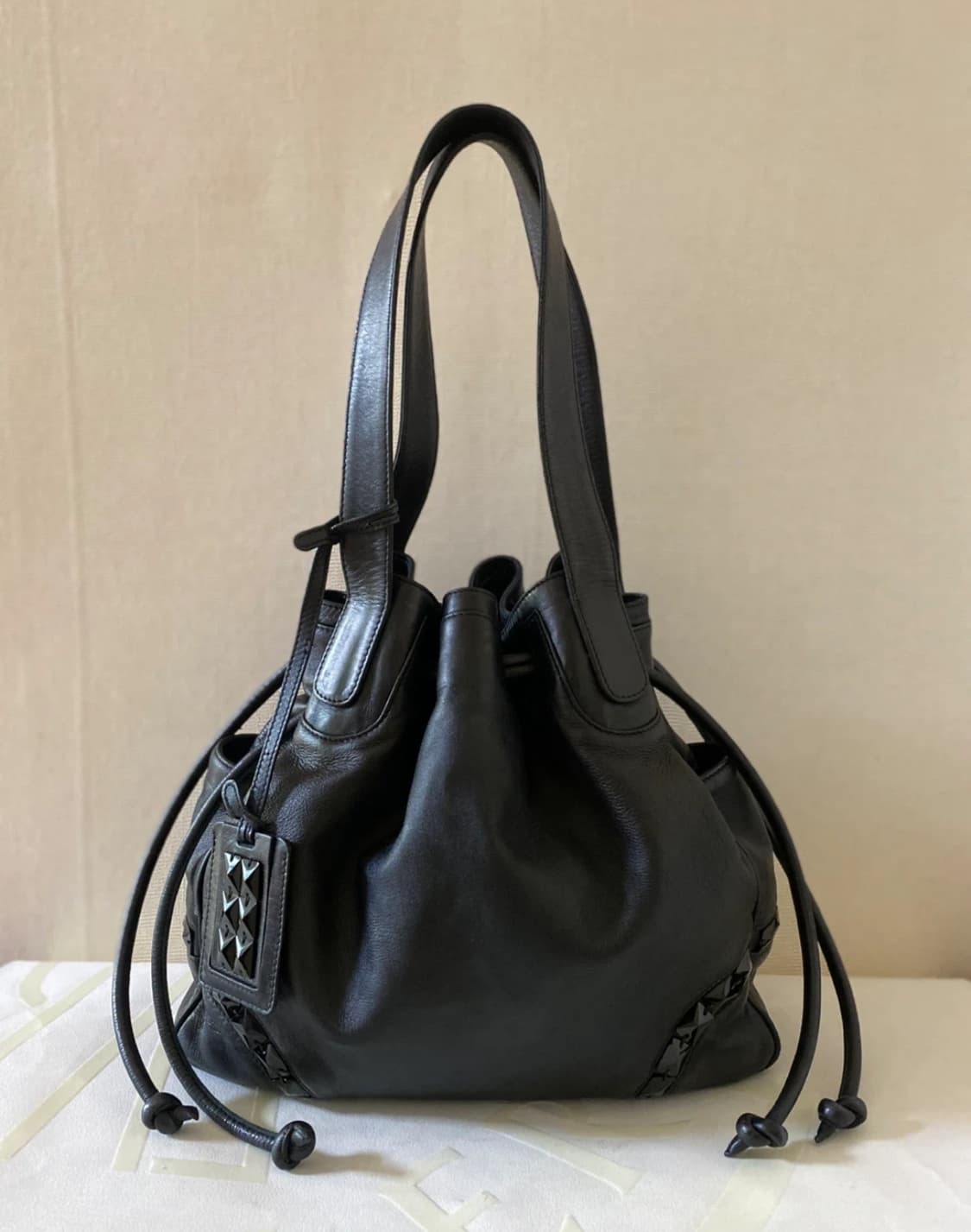 Loewe 로에베 블랙 스터드 숄더백 상품이미지2