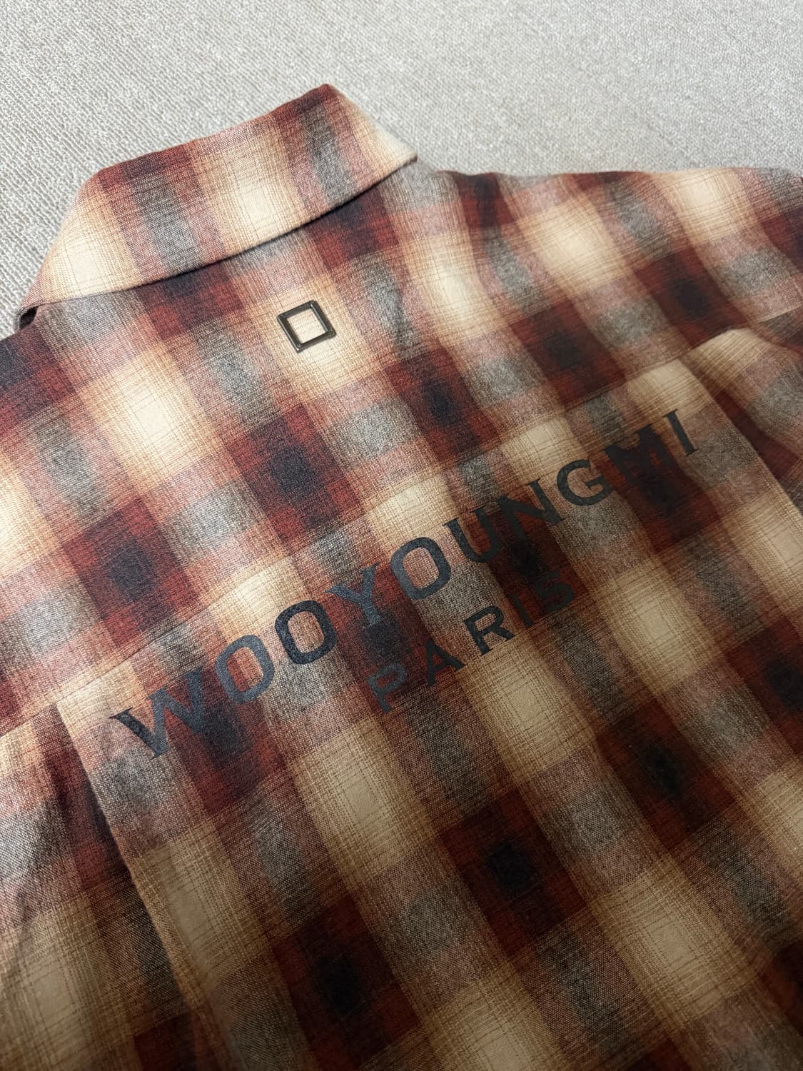 우영미 체크 백 로고 셔츠 브라운 - 24FW 46사이즈 상품이미지8