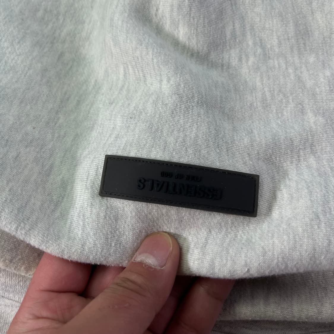 105 피오갓 에센셜 백로고 후드티 상품이미지4