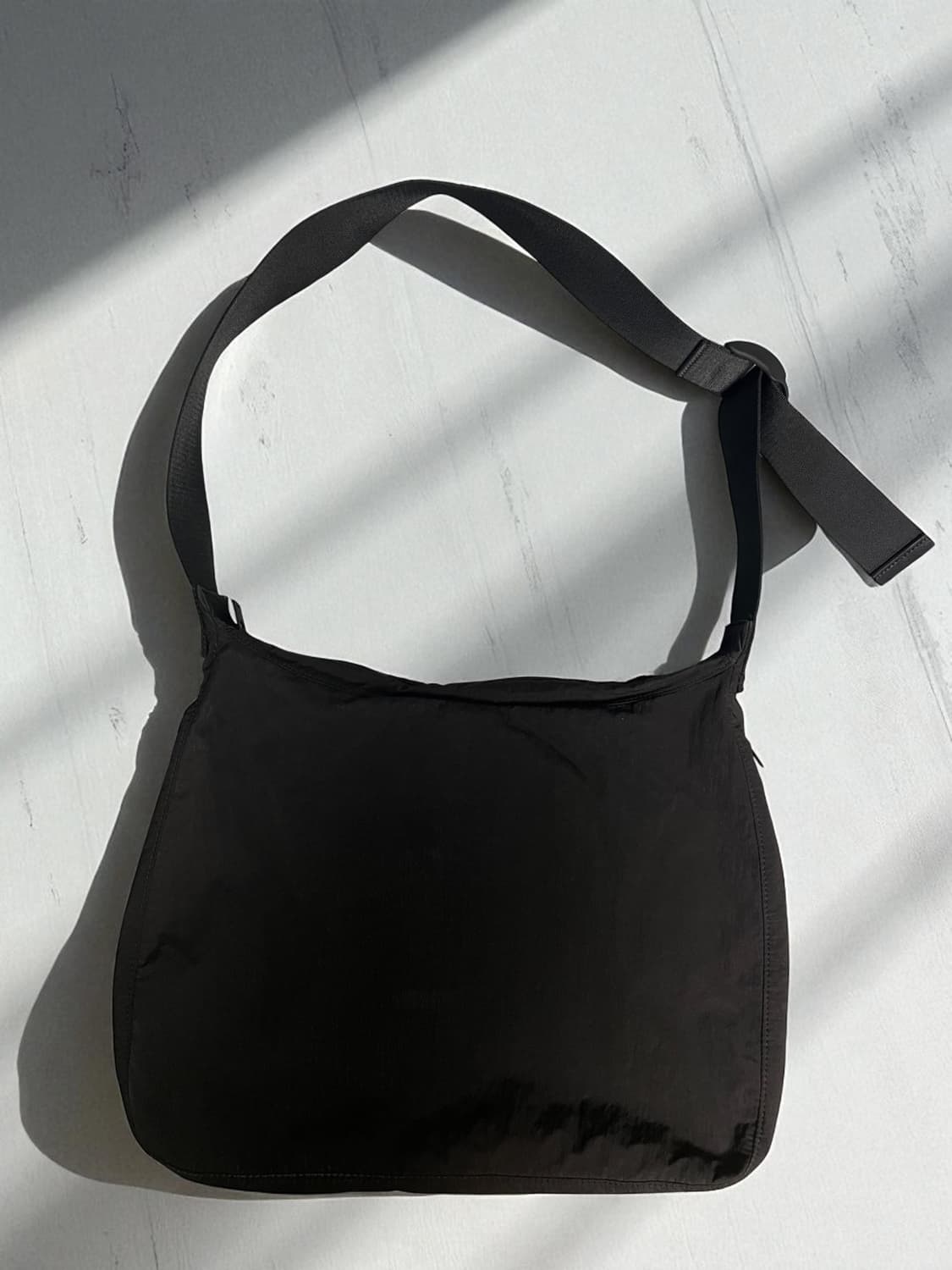 cos 코스 고급 나일론 버클 크로스백 상품이미지2