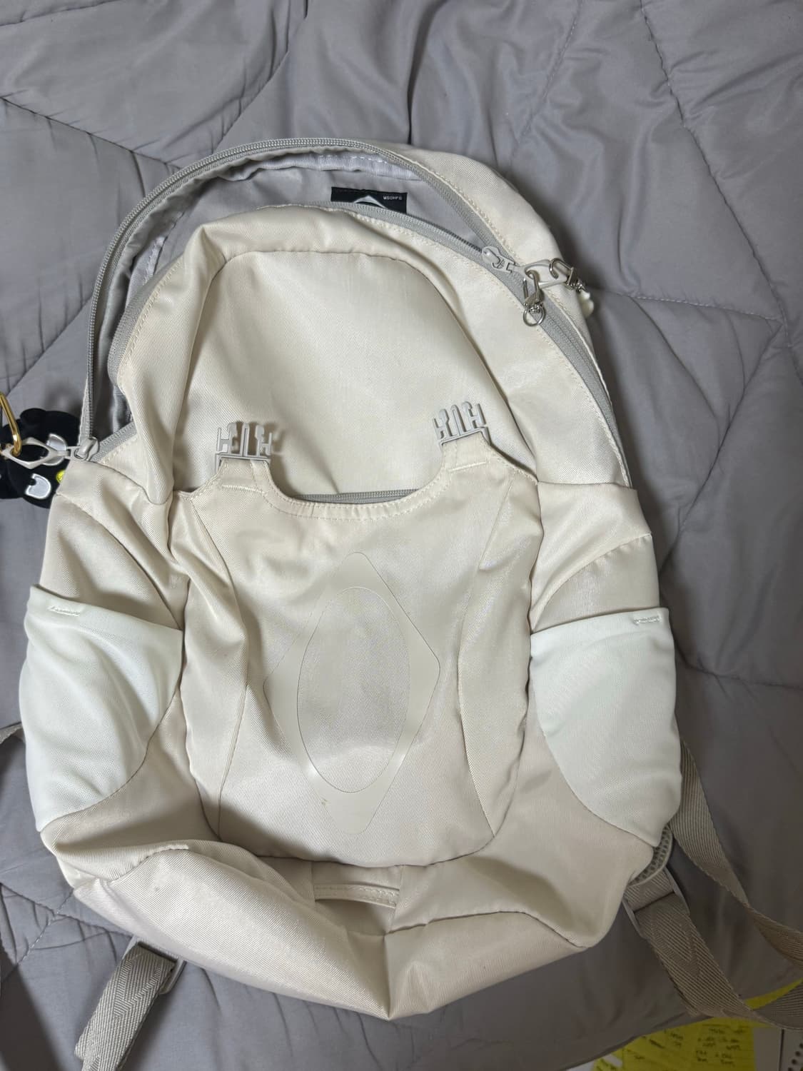 미스치프 버클 플립 백팩 라이트 베이지 상품이미지1