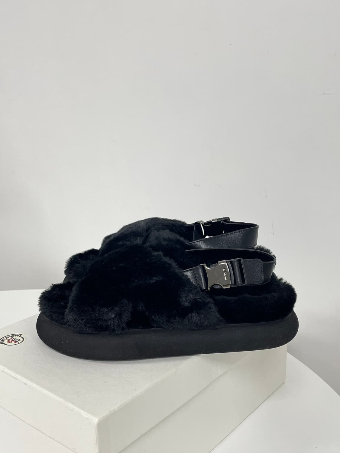 새상품 몽클레어 SOLARISSE 퍼 샌들 블랙 상품이미지5