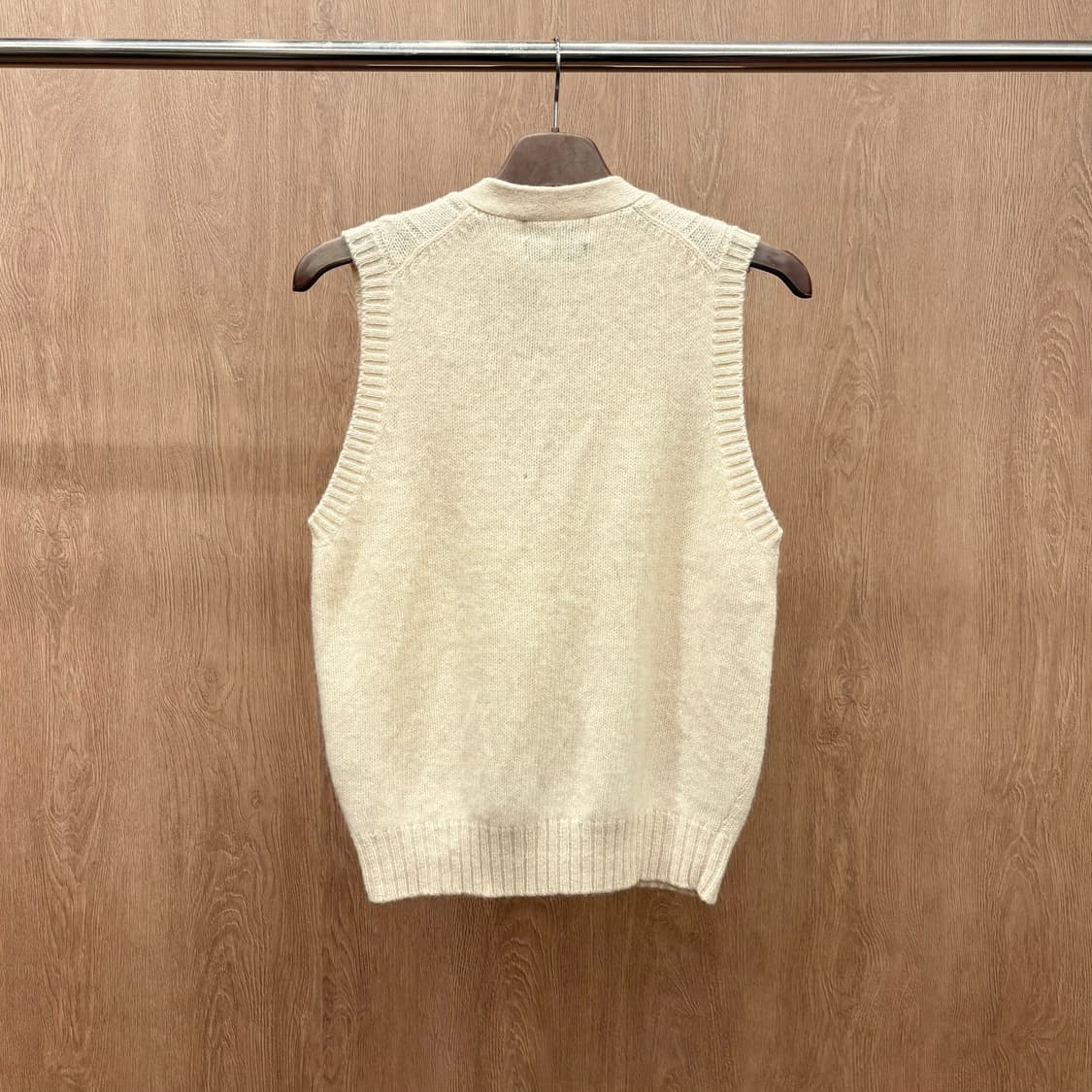 빈티지 브이넥 울 니트 베스트 케이블 패턴 버튼 포켓 디테일 아이보리 상품이미지3