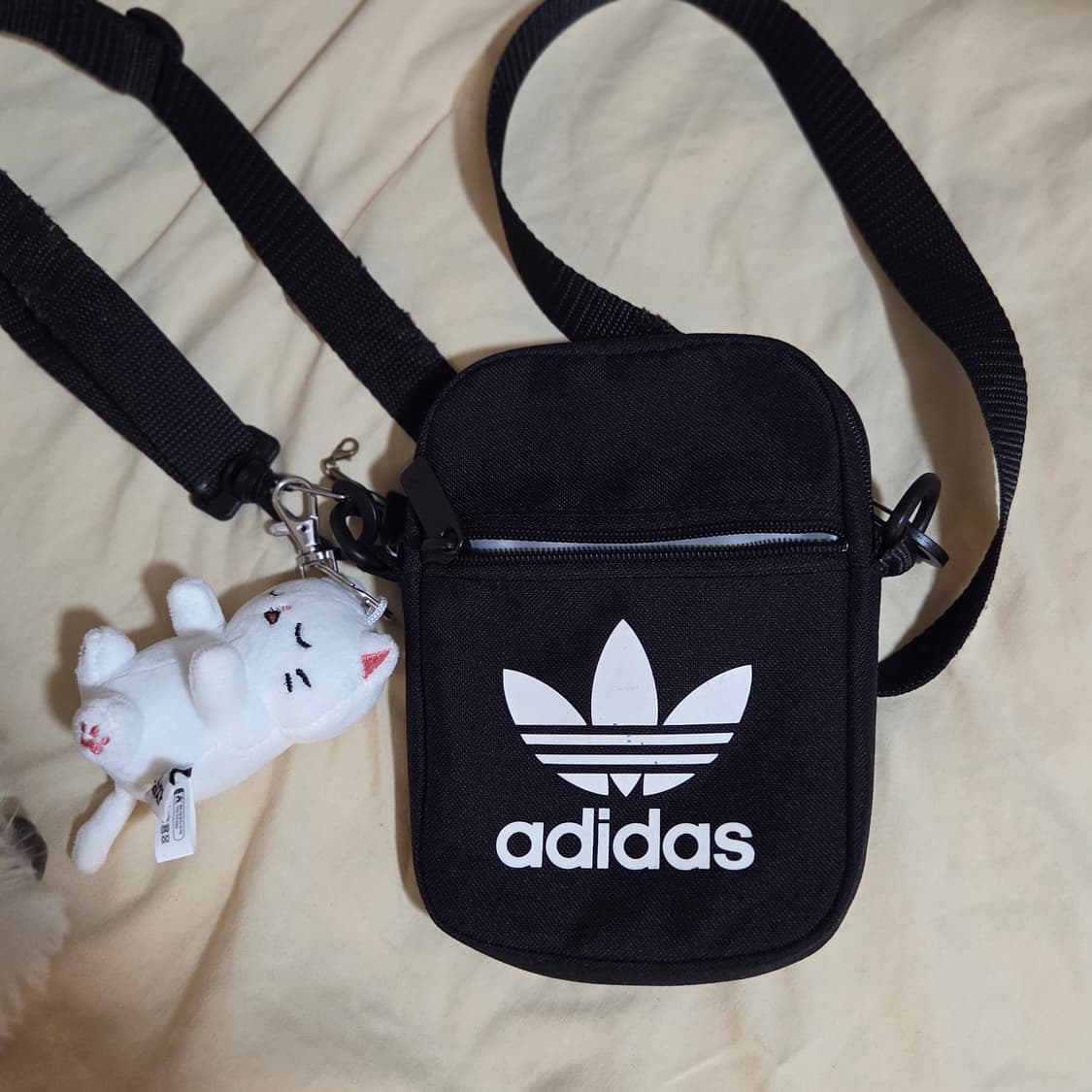 아디다스 미니 크로스백 팝니다 상품이미지1