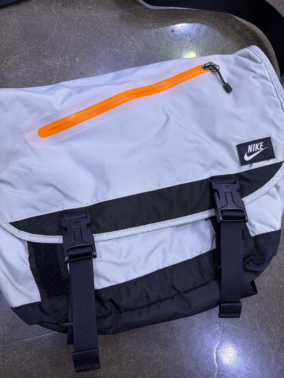 나이키 메신저백 화이트 블랙 오렌지 포인트 크로스백 상품이미지3
