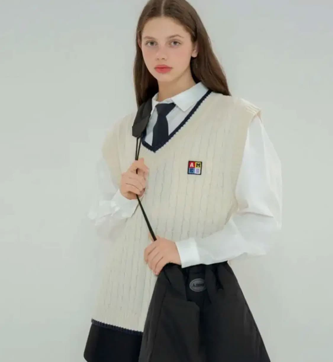 아메스월드와이드 박스 로고 브이넥 니트 베스트 상품이미지1