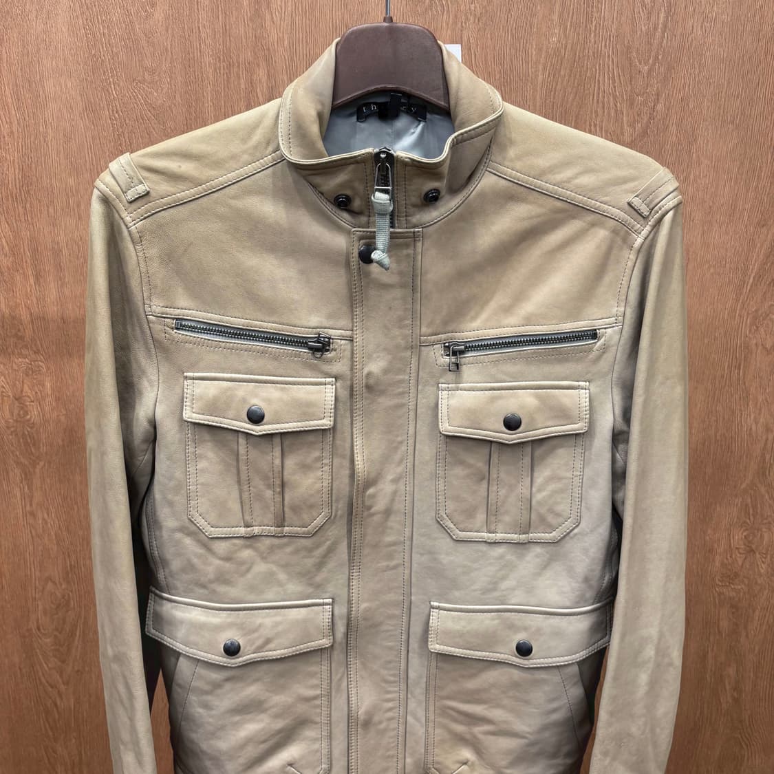 띠어리 하이넥 레더 자켓 4포켓 소매 지퍼 디테일 레귤러핏 베이지 상품이미지4