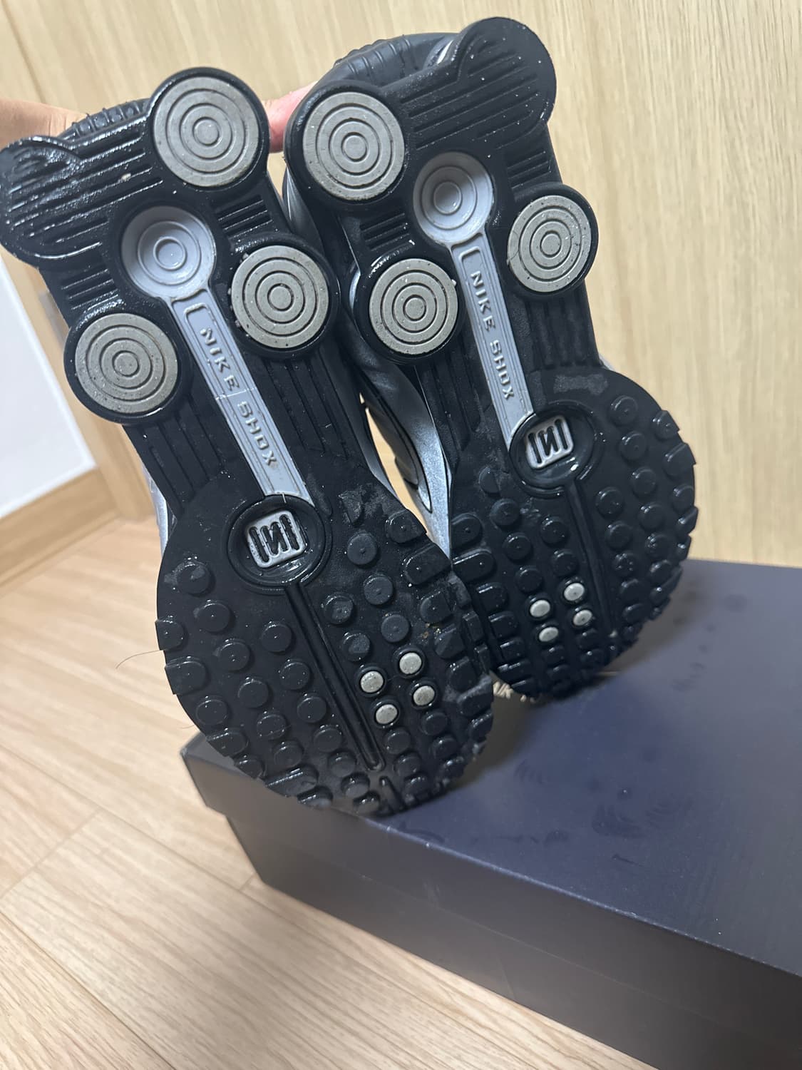 나이키 샥스 R4 메탈릭 실버 블랙 상품이미지5