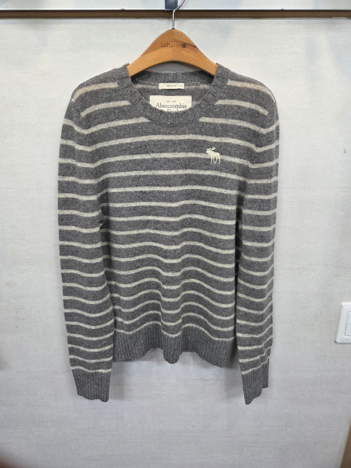 아베크롬비 무스 자수로고 스트라이프 니트 m 머슬핏  상품이미지1