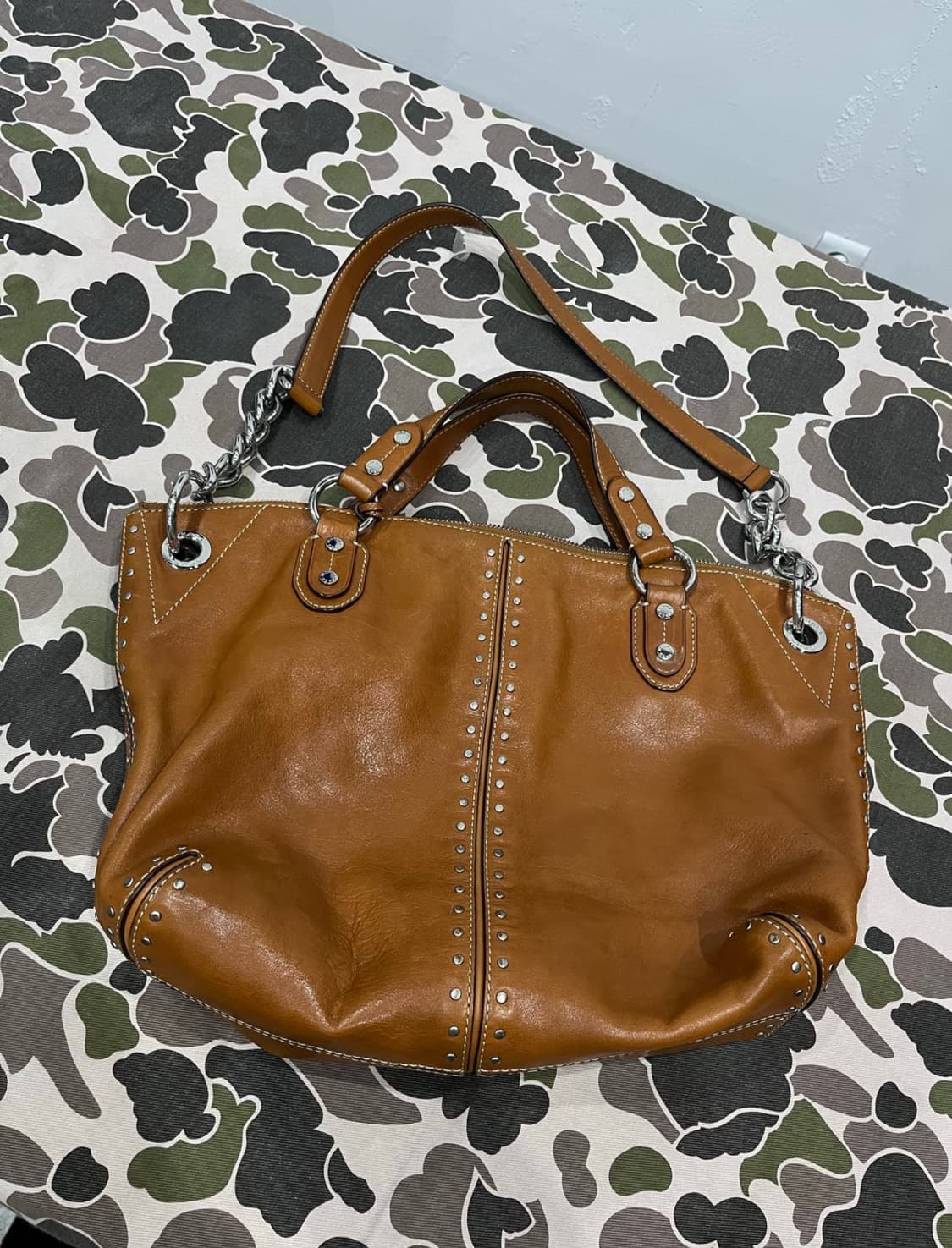 마이클코어스 소가죽 레더백 상품이미지1