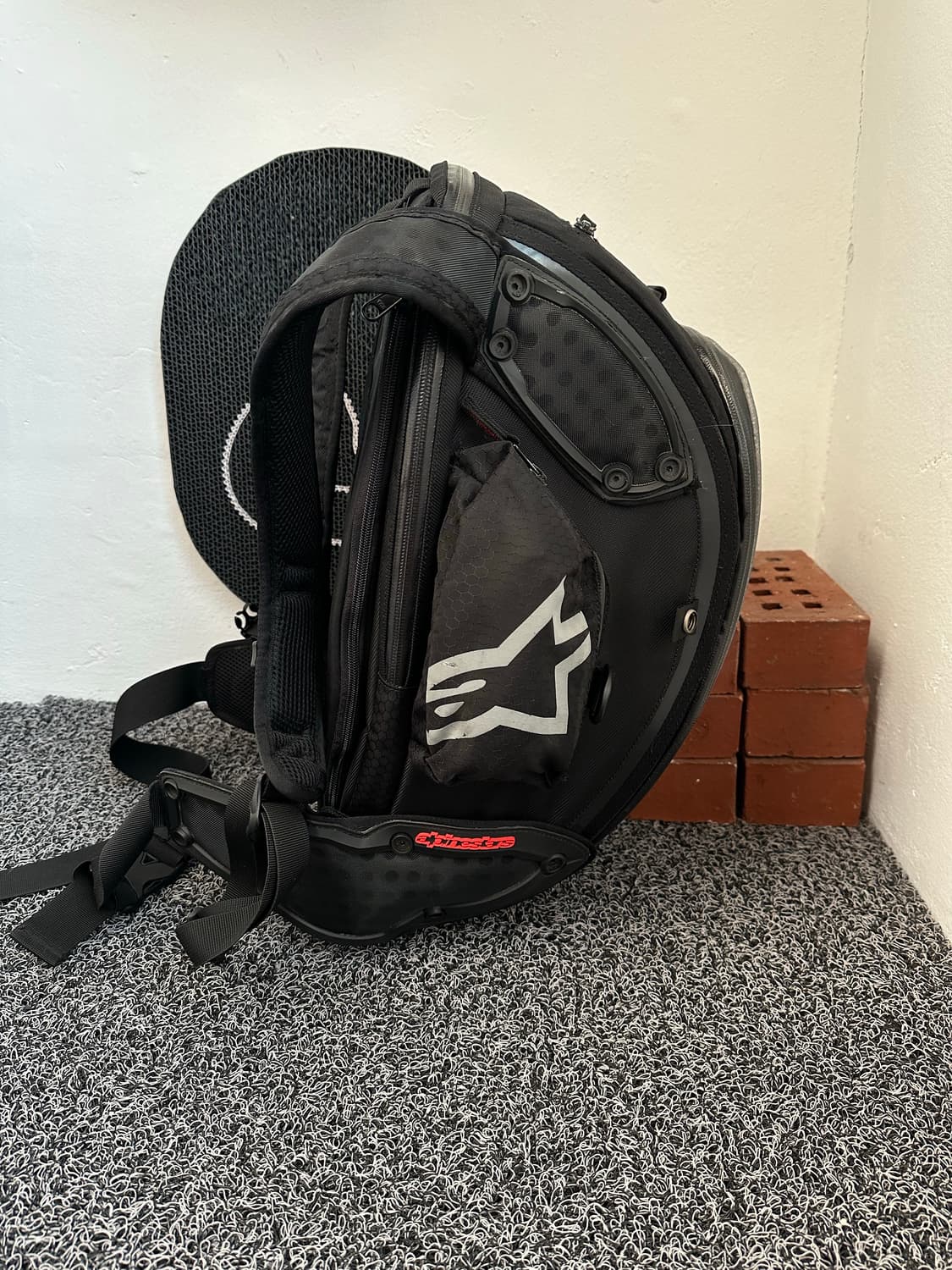 알파인스타 헬멧 백팩 블랙 상품이미지8